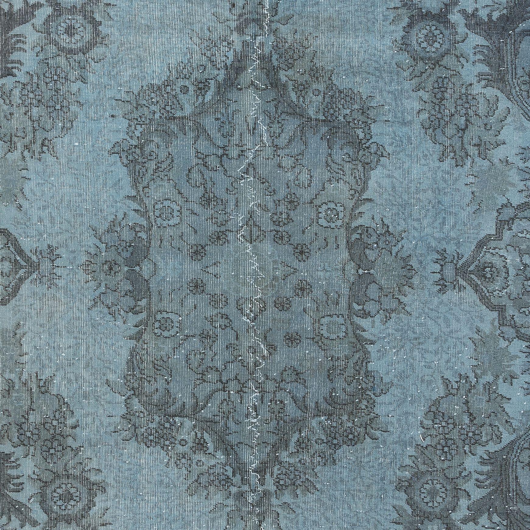 Moderner handgefertigter Wollteppich in Hellblau, 6.2x10 Ft, türkischer niedriger Florteppich (Türkisch) im Angebot
