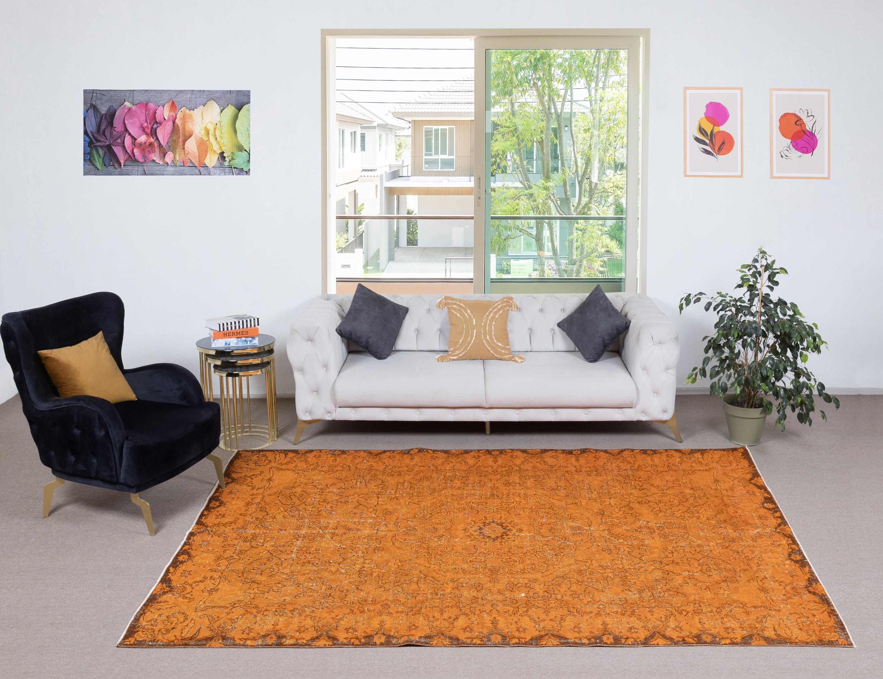 I nostri tappeti sovratinti sono tutti tappeti turchi vintage annodati a mano, accuratamente restaurati e reimmaginati nel nostro laboratorio per adattarsi a un'ampia gamma di stili di arredamento, da quello moderno e minimalista a quello costiero,