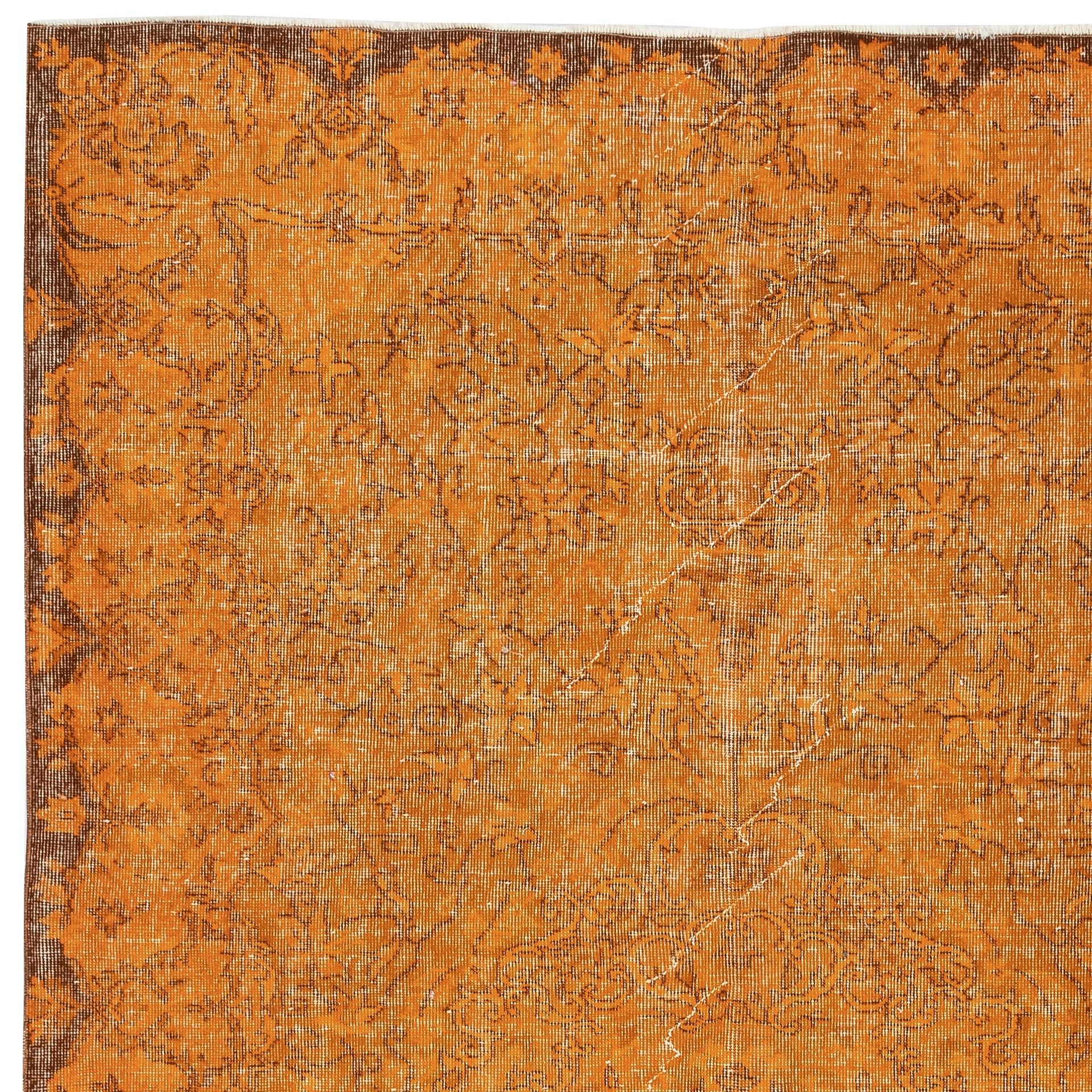 Annodato a mano Tappeto turco vintage fatto a mano 6.2x10 Ft sovratinto in arancione per interni moderni in vendita