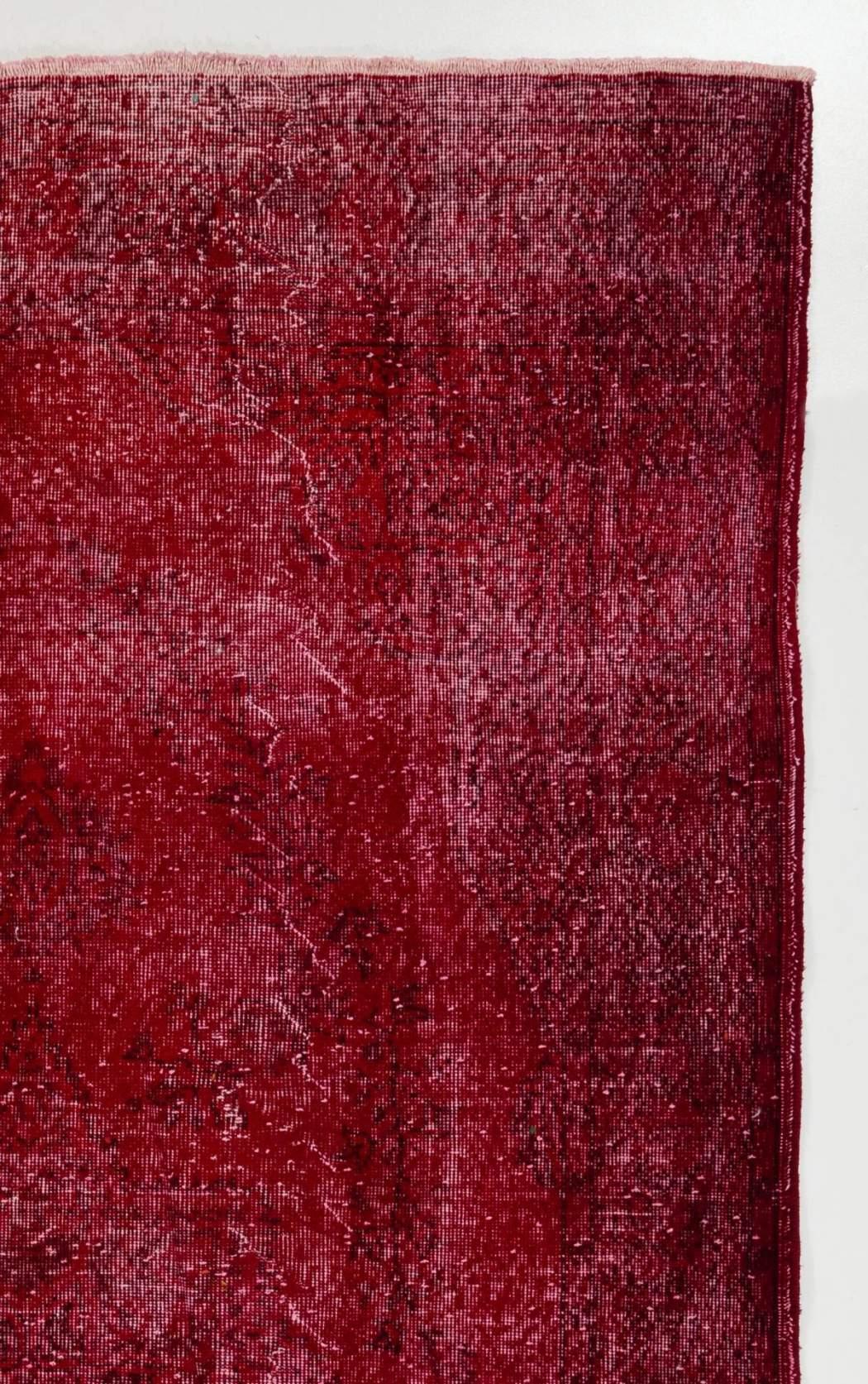 Moderno Tappeto turco vintage fatto a mano di 6,2x10 piedi tinto in rosso per interni moderni in vendita
