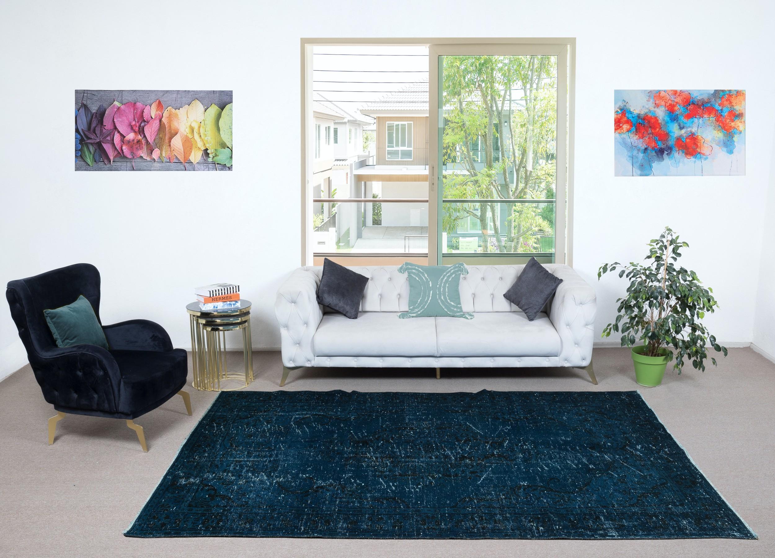 Nos tapis surteints sont tous des pièces vintage nouées à la main qui sont recréées dans notre atelier pour répondre à un plus large éventail de choix de décoration intérieure, du moderne au côtier, de l'industriel au rustique/cottage. Ces tapis