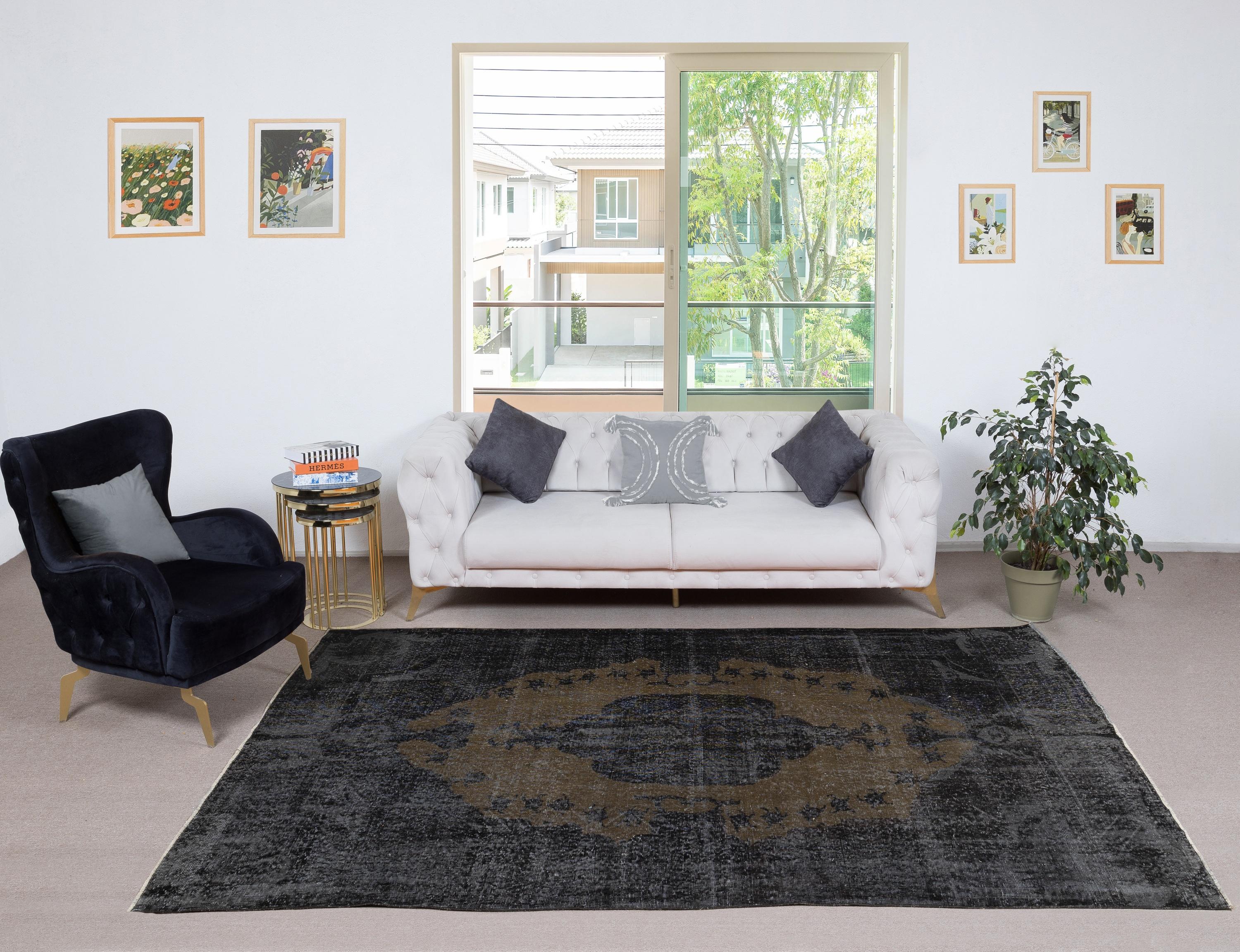 Unsere gefärbten Teppiche sind allesamt handgeknüpfte türkische Vintage-Teppiche, die in unserer Werkstatt sorgfältig restauriert und neu gestaltet wurden, damit sie zu einer breiten Palette von Einrichtungsstilen passen - von modern und