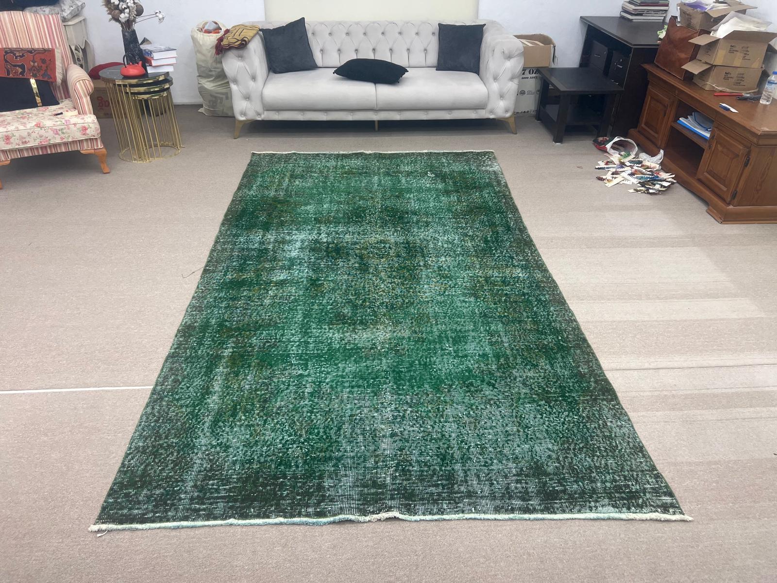 Nuestras alfombras sobreteñidas son todas piezas vintage anudadas a mano que se recrean en nuestro taller para atender a una gama más amplia de opciones de interiorismo, desde moderno a costero, desde industrial a rústico/cottage. Estas alfombras de
