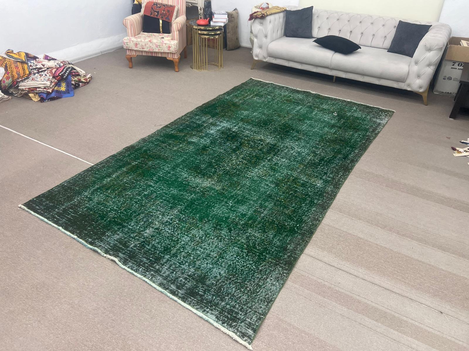 Alfombra de lana turca anudada a mano Vintage de 6,2x11 pies teñida de verde en Bueno estado para la venta en Spring Valley, NY