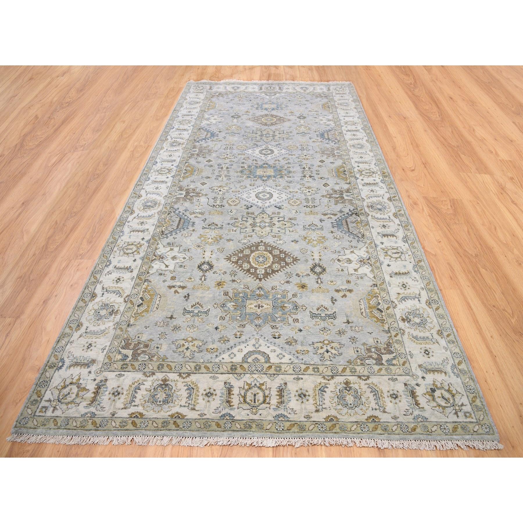 Il s'agit d'un véritable tapis de course gris Karajeh Design Pure Wool Hand Knotted Oriental Gallery Size Wide Runner Rug. Il a été noué pendant des mois et des mois selon des techniques de tissage séculaires par des artisans experts.
Matières