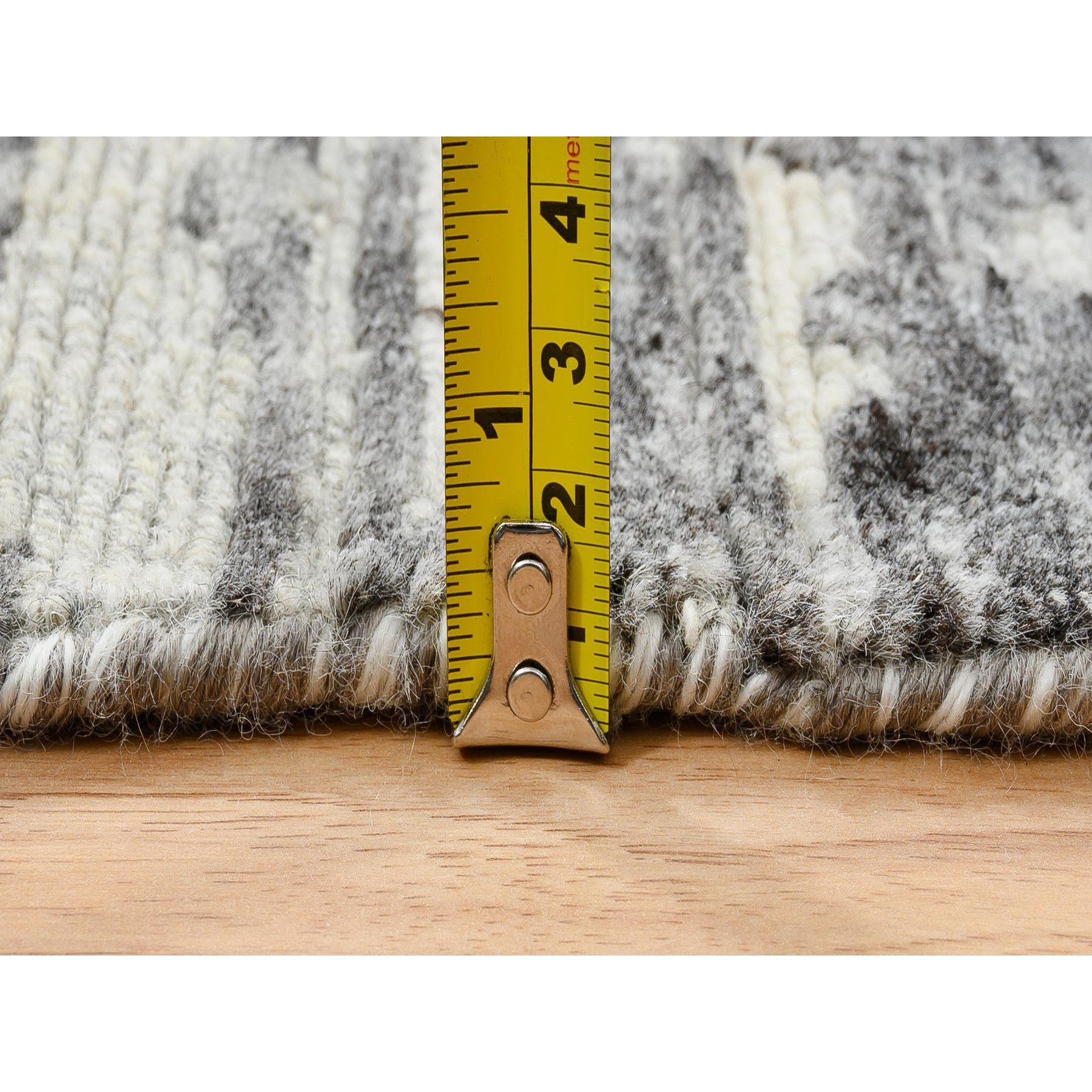 Tapis de course gris clair en laine nouée à la main Design/One Gallery Size en vente 2
