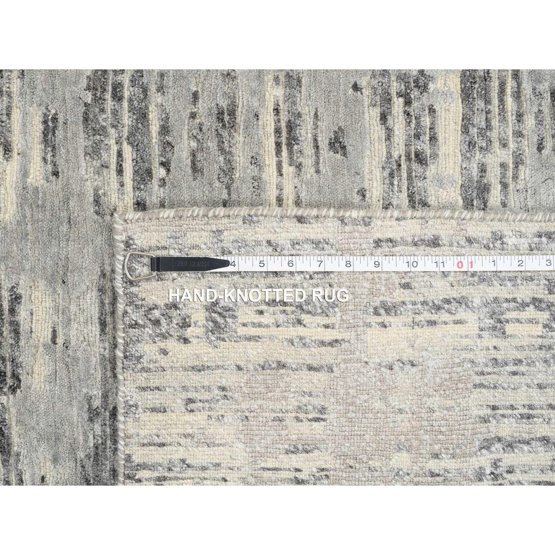 Tapis de course gris clair en laine nouée à la main Design/One Gallery Size en vente 3