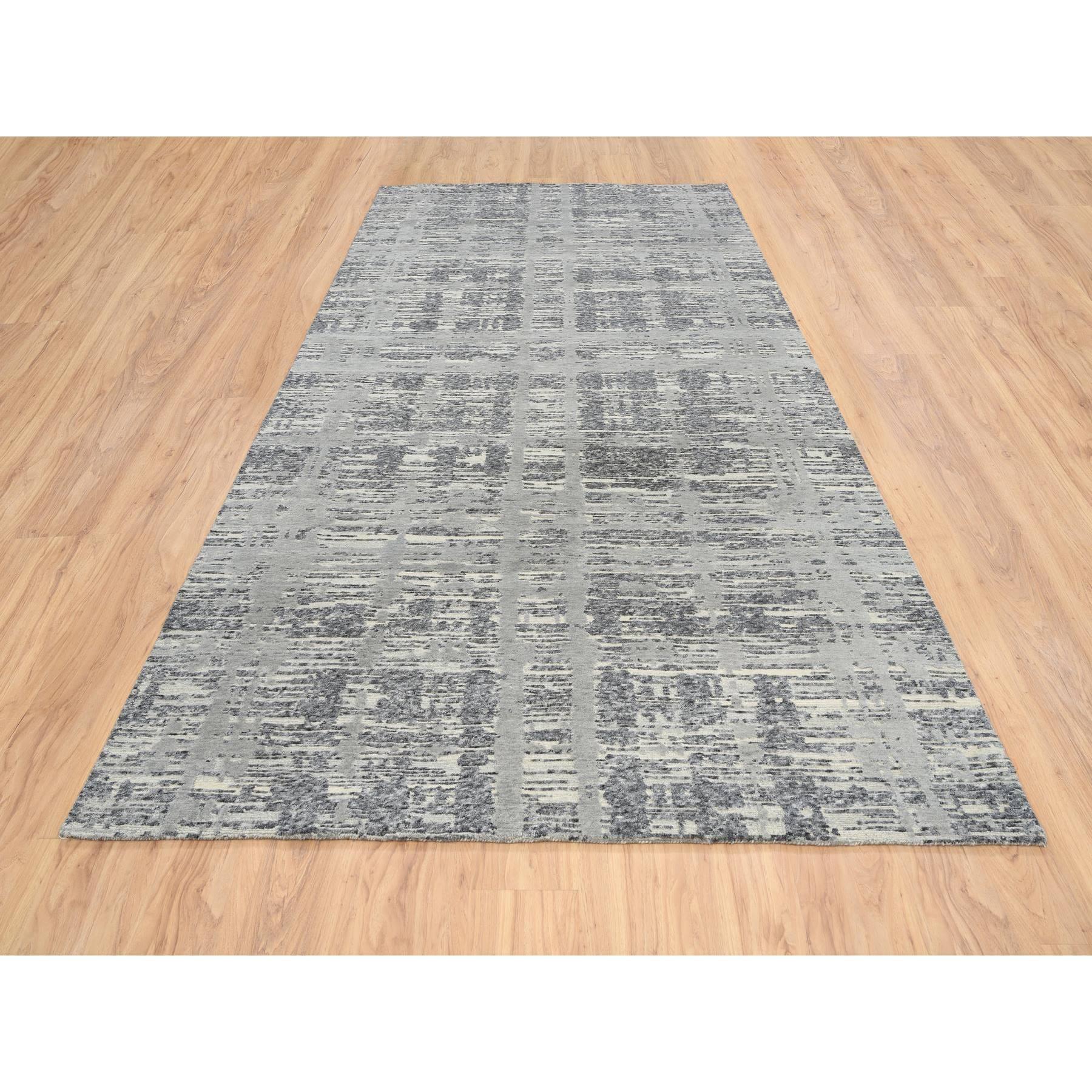 Il s'agit d'un véritable tapis d'Orient gris clair, en laine naturelle non teintée filée à la main, noué à la main, au design moderne, de taille Gallery. Il a été noué pendant des mois et des mois selon des techniques de tissage séculaires par des