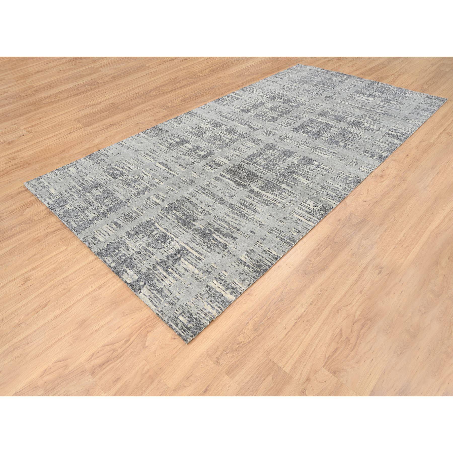 Moderne Tapis de course gris clair en laine nouée à la main Design/One Gallery Size en vente