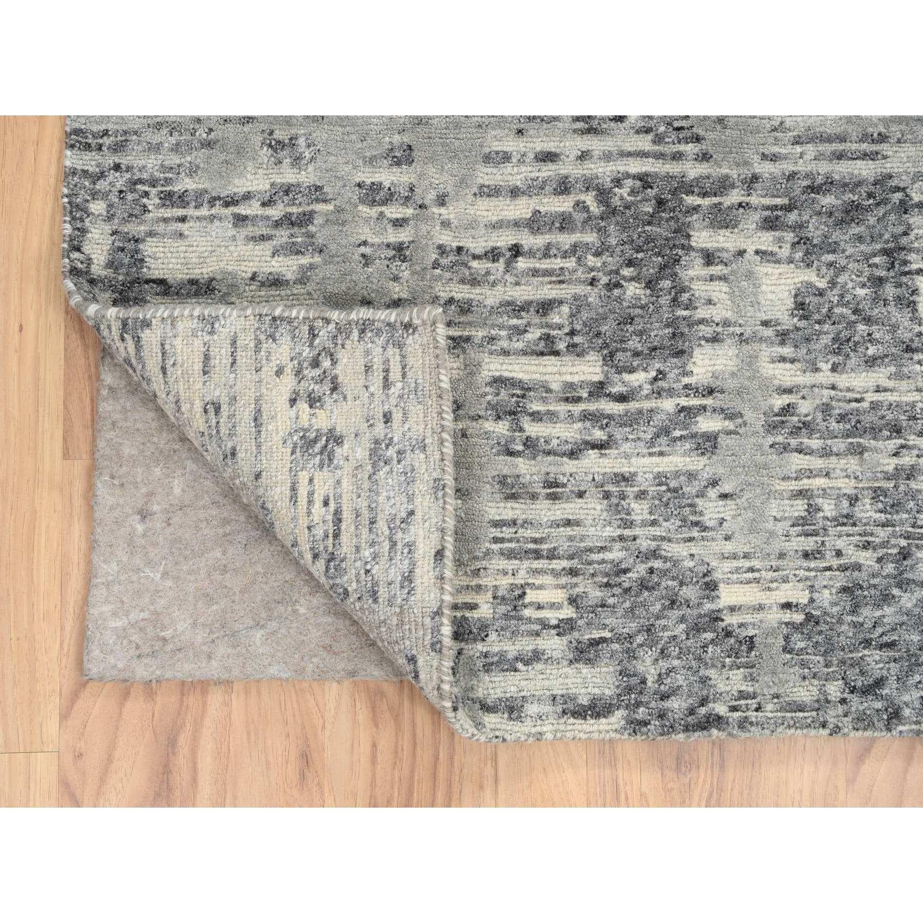 Indien Tapis de course gris clair en laine nouée à la main Design/One Gallery Size en vente