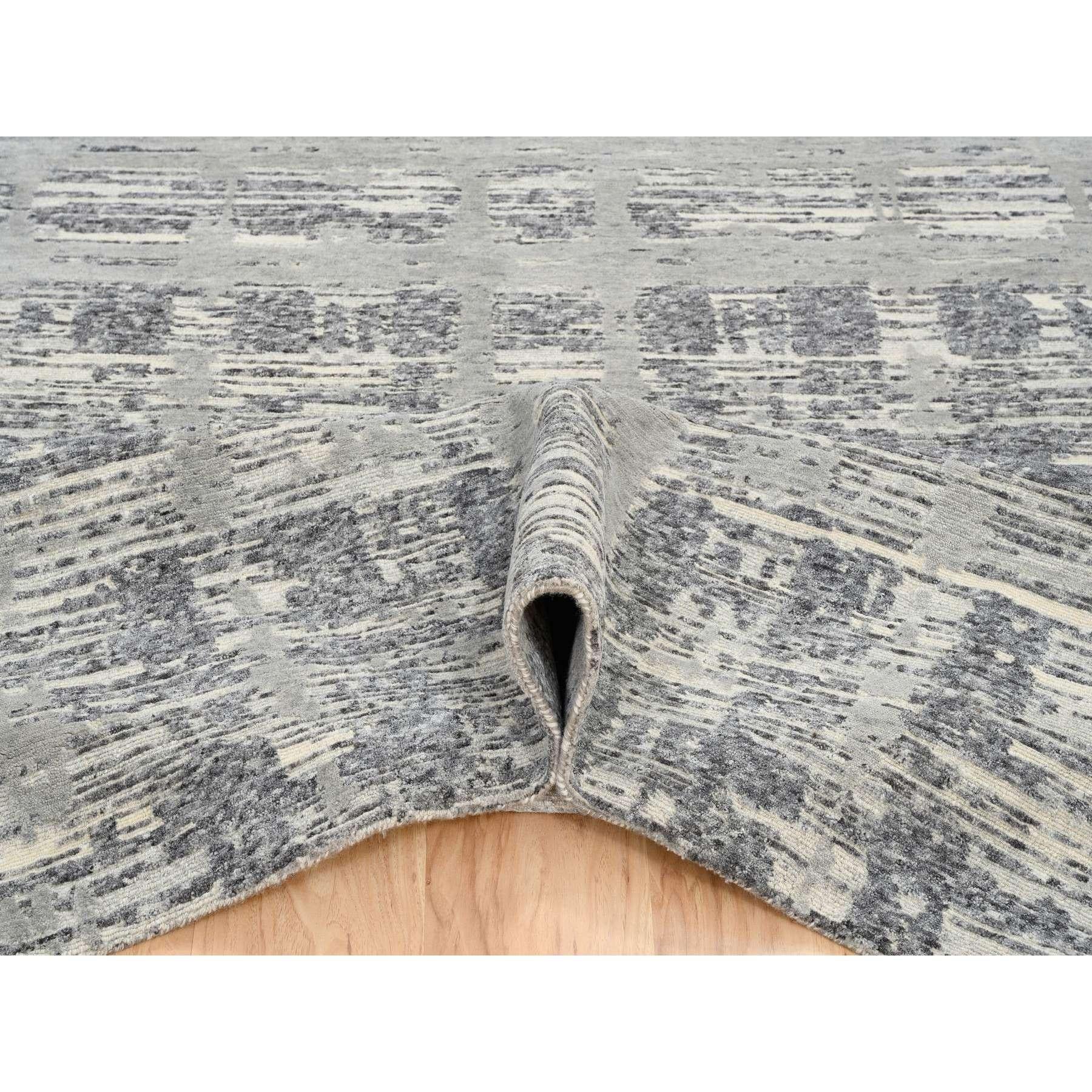 Noué à la main Tapis de course gris clair en laine nouée à la main Design/One Gallery Size en vente