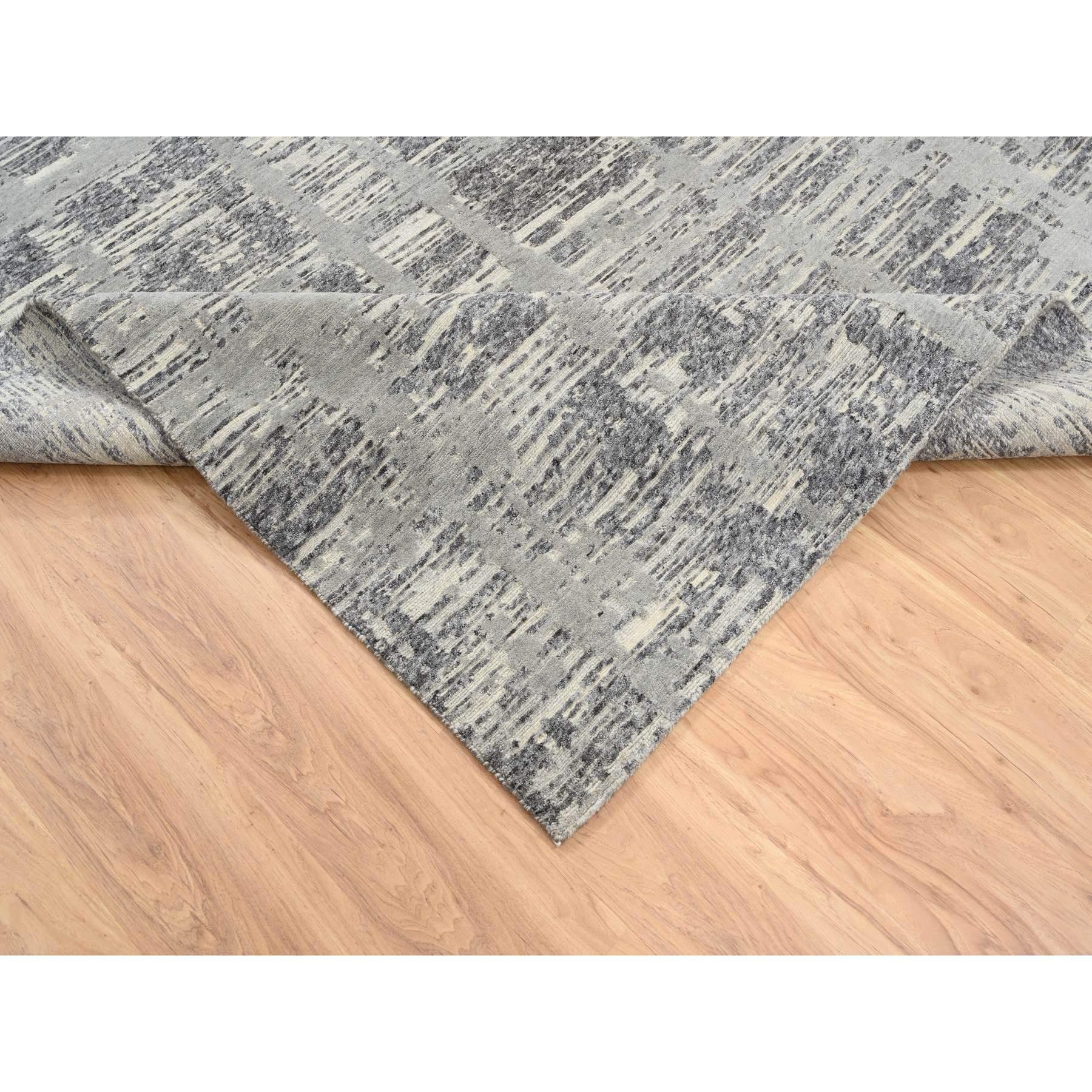Tapis de course gris clair en laine nouée à la main Design/One Gallery Size Neuf - En vente à Carlstadt, NJ