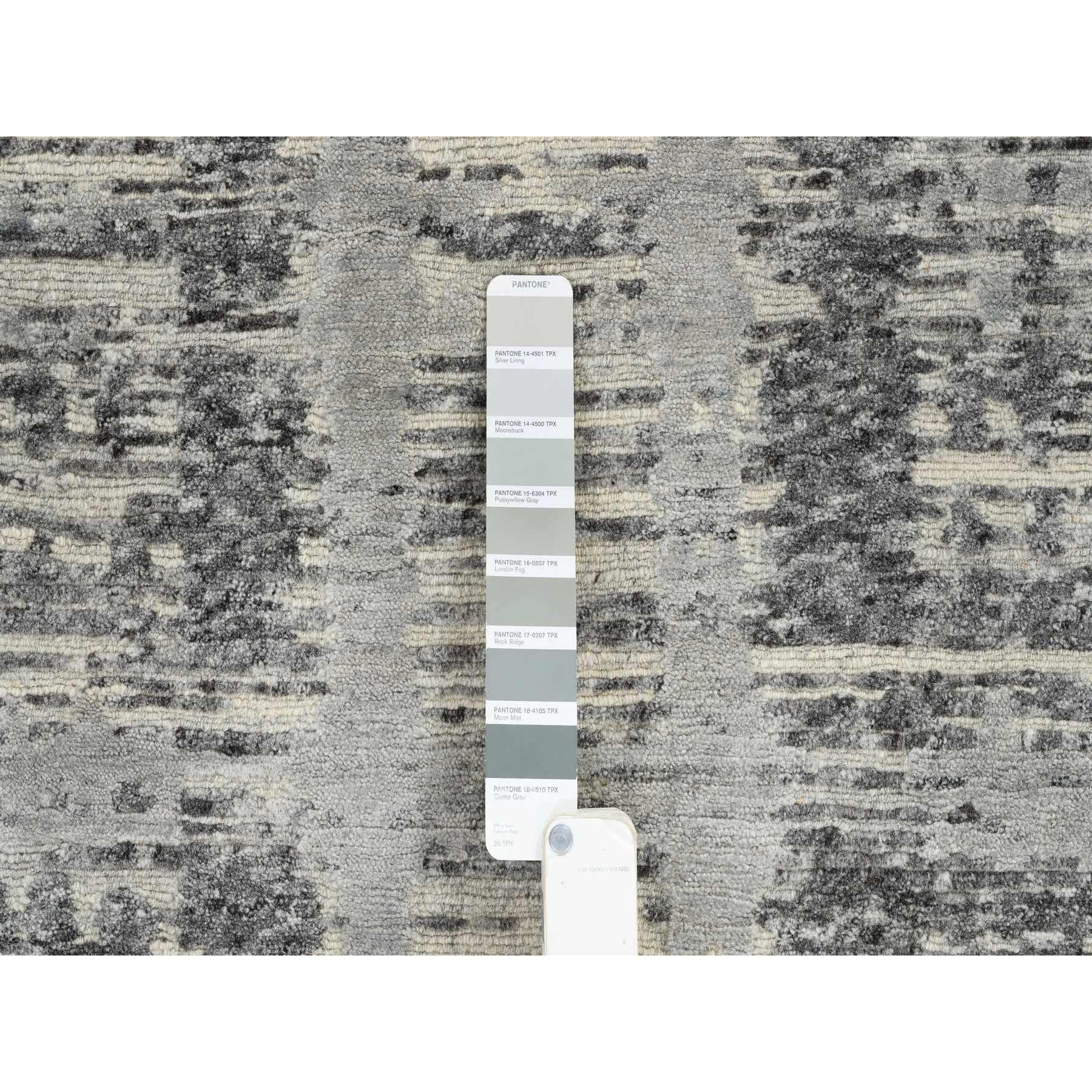 XXIe siècle et contemporain Tapis de course gris clair en laine nouée à la main Design/One Gallery Size en vente