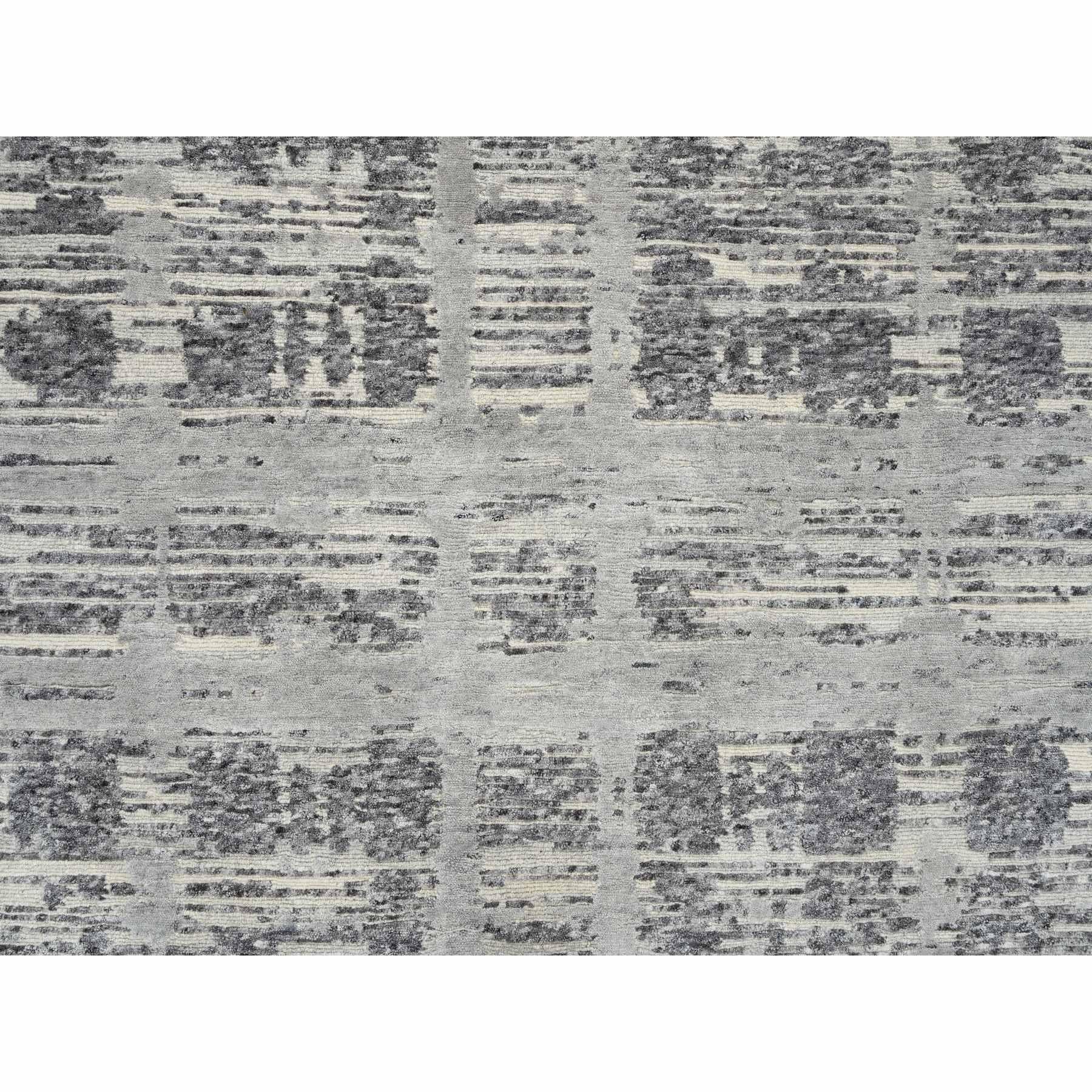 Laine Tapis de course gris clair en laine nouée à la main Design/One Gallery Size en vente