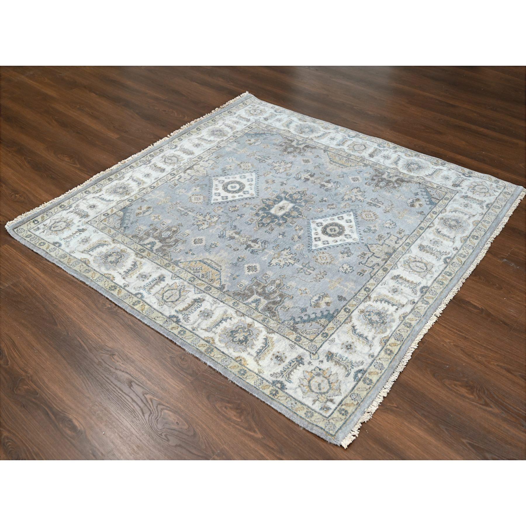 Dies ist eine wirklich echte one-of-a-kind Bio-Wolle Karajeh und geometrische Design handgeknüpft orientalischen Teppich. Es wurde monatelang in der jahrhundertealten persischen Webkunst von erfahrenen Handwerkern gewebt. Primäre MATERIALIEN:
