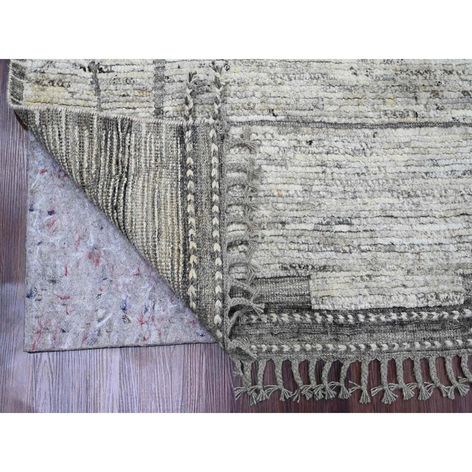 Grigio spagnolo, Trama marocchina con disegno a scomparti, Colori naturali, Annodato a mano, Lana morbida, Tono su tono, Pile strutturato, Tappeto orientale
Materiali primari: Lana
Lattice: No Pile 
altezza: 0,25 pollici
Stile: Tradizionale
Colore