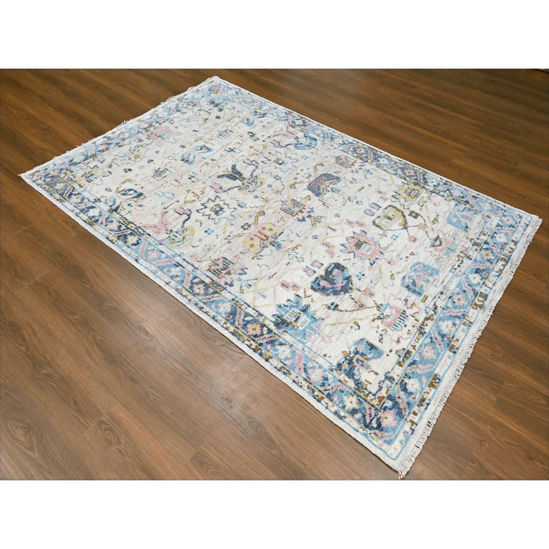Ésta es una auténtica alfombra oriental de colores, anudada a mano, de pura lana, con diseño Mahal.  Ha sido anudada durante meses y meses con técnicas artesanales de tejido centenarias por expertos artesanos.
Materiales primarios: Lana
Látex: Sin
