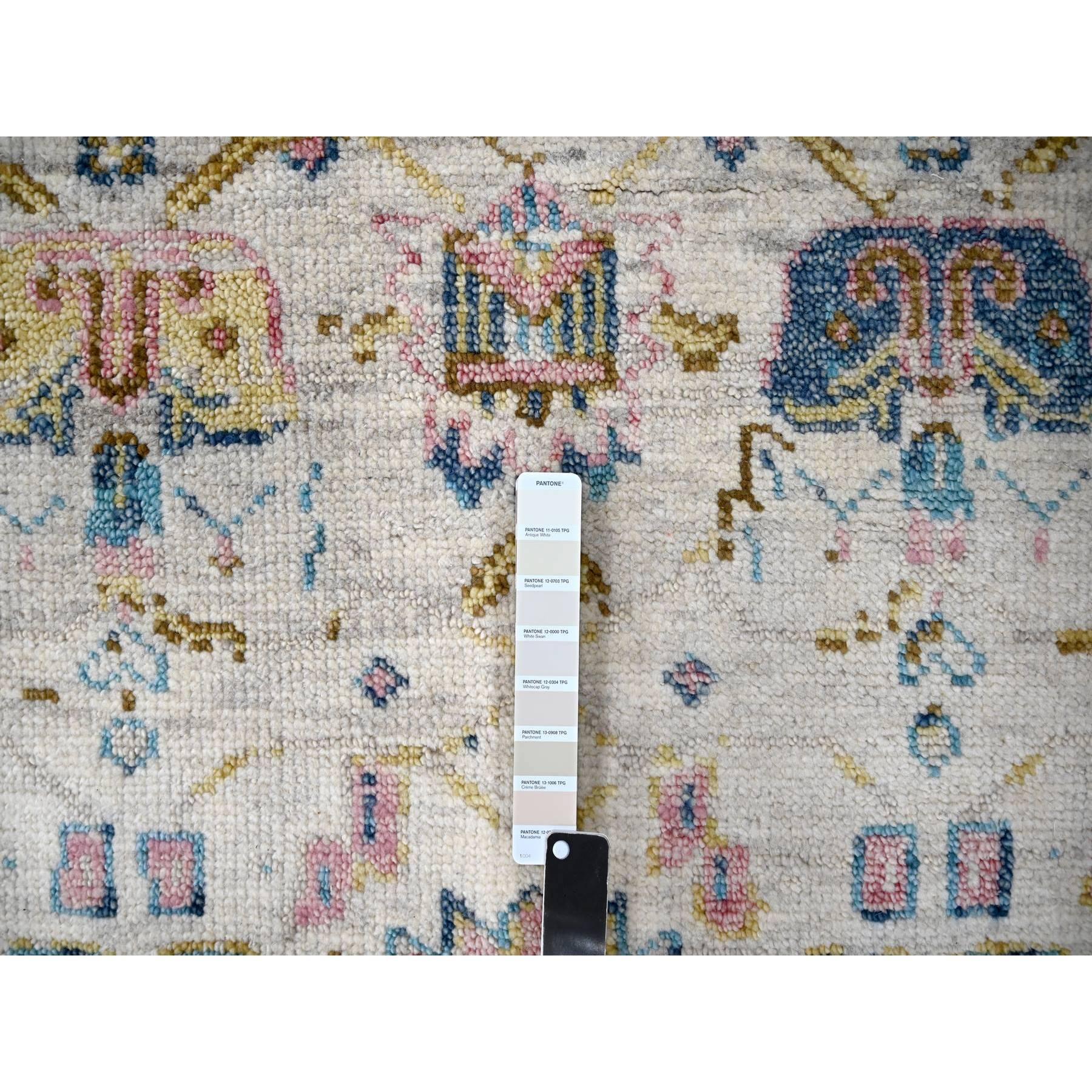 Alfombra oriental de pura lana anudada a mano con diseño Mahal marfil de 6'2'x9' Colección Supple Indio en venta