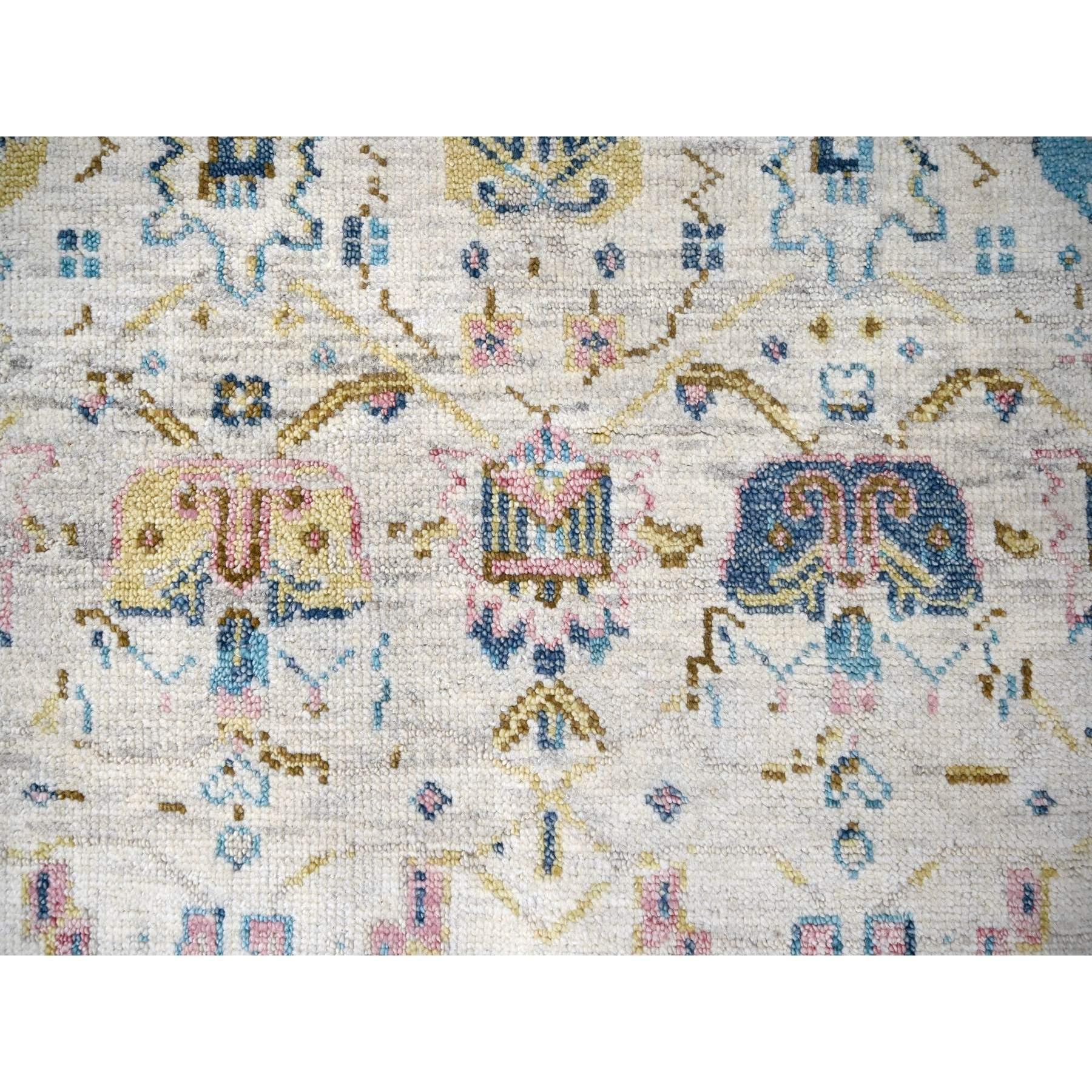 Alfombra oriental de pura lana anudada a mano con diseño Mahal marfil de 6'2'x9' Colección Supple Anudado a mano en venta
