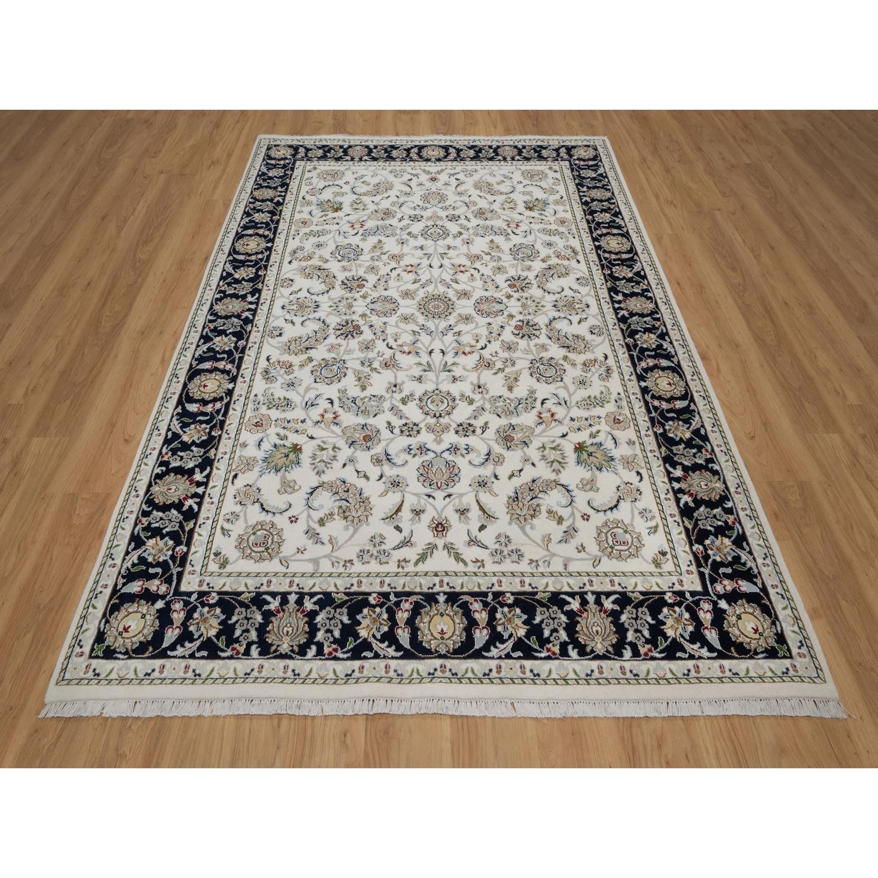 Perlweiß, Nain mit Allover-Blumenmuster, Wolle und Seide, weicher Flor, 250 KPSI, handgeknüpft, Orientteppich
Primäre MATERIALIEN: Wolle & Seide
Latex: Kein Flor 
Höhe: 0,25 Zoll
Stil: Traditionell
Grundfarbe: Elfenbein
Sekundäre Farben: Grün,