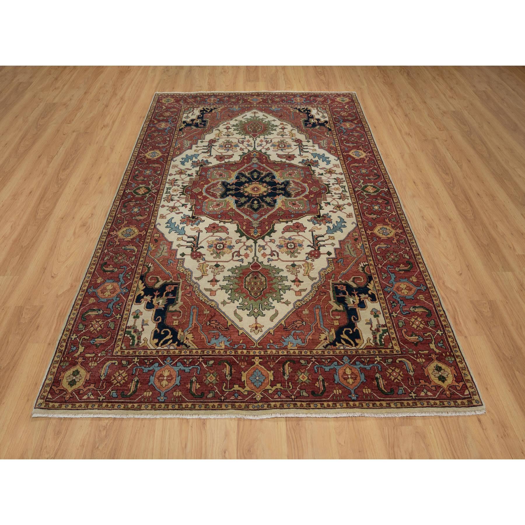 Parchment White, Antiqued Fine Heriz Re-Creation, Natural Dyes, Hand Knotted, Plush and Lush, Denser Weave, Soft Wool, Oriental Rug
Matières premières : Laine
Latex : Pas de poils 
hauteur : 0,25 pouces
Style : Traditionnel
Couleur primaire :