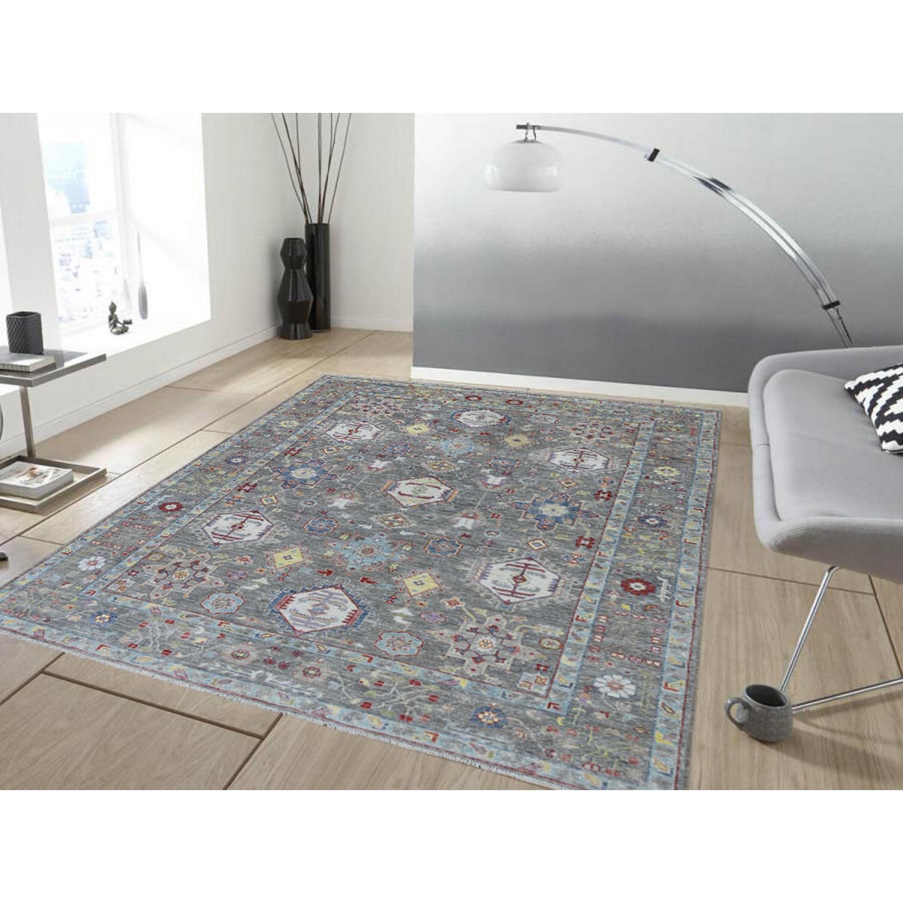 Se trata de una auténtica y única alfombra de colores Peshawar con diseño Karajeh de pura lana anudada a mano. Ha sido anudada durante meses y meses en las centenarias técnicas artesanales del tejido persa por expertos artesanos.
Materiales