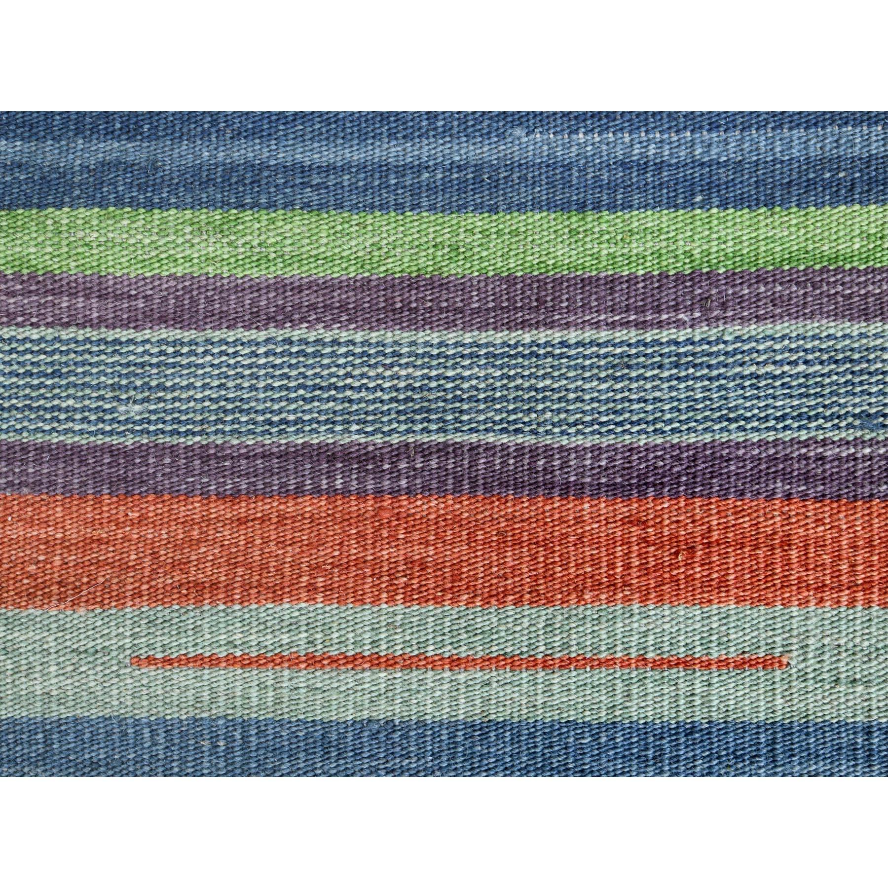 Dies ist eine wirklich echte one-of-a-kind Flat Weave Kilim Pure Stripe Design Wolle Hand gewebt Reversible Oriental Rug. Es wurde monatelang in jahrhundertealten Webtechniken von erfahrenen Kunsthandwerkern gewebt.
Primäre MATERIALIEN: Wolle
Latex:
