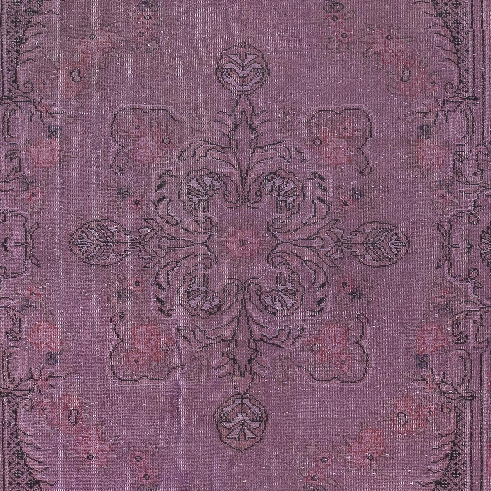 Alfombra turca vintage teñida en púrpura de 2,8 metros para interiores modernos Anudado a mano en venta