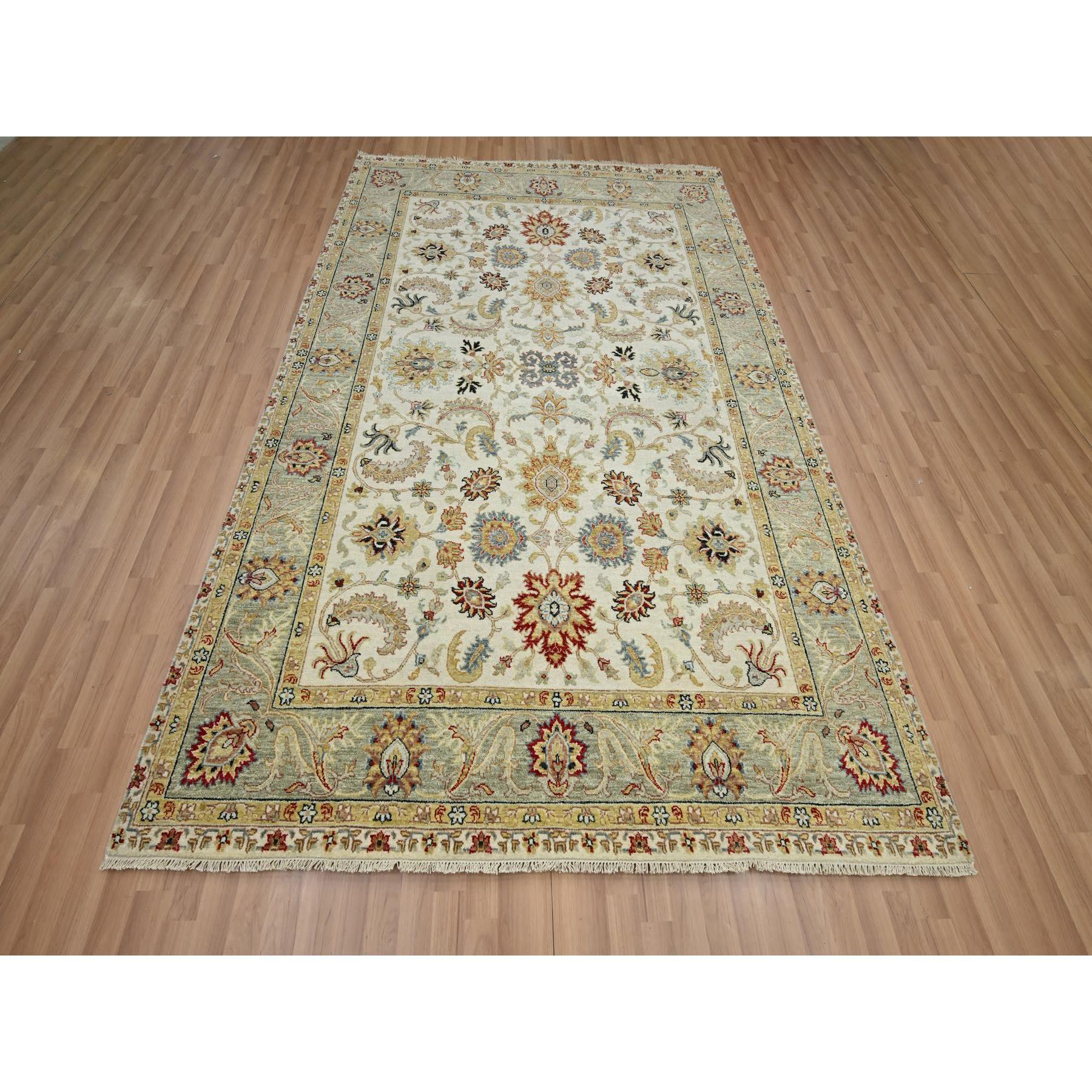 Blanco Invierno, Agra con Diseño Ziegler, Motivo de Hojas de Colores, Anudada a Mano, Tintes Vegetales, Lana Pura, Alfombra Oriental
Materiales primarios: Lana
Látex: Sin pelo 
altura: 0,25 Pulgadas
Estilo: Tradicional
Color principal: