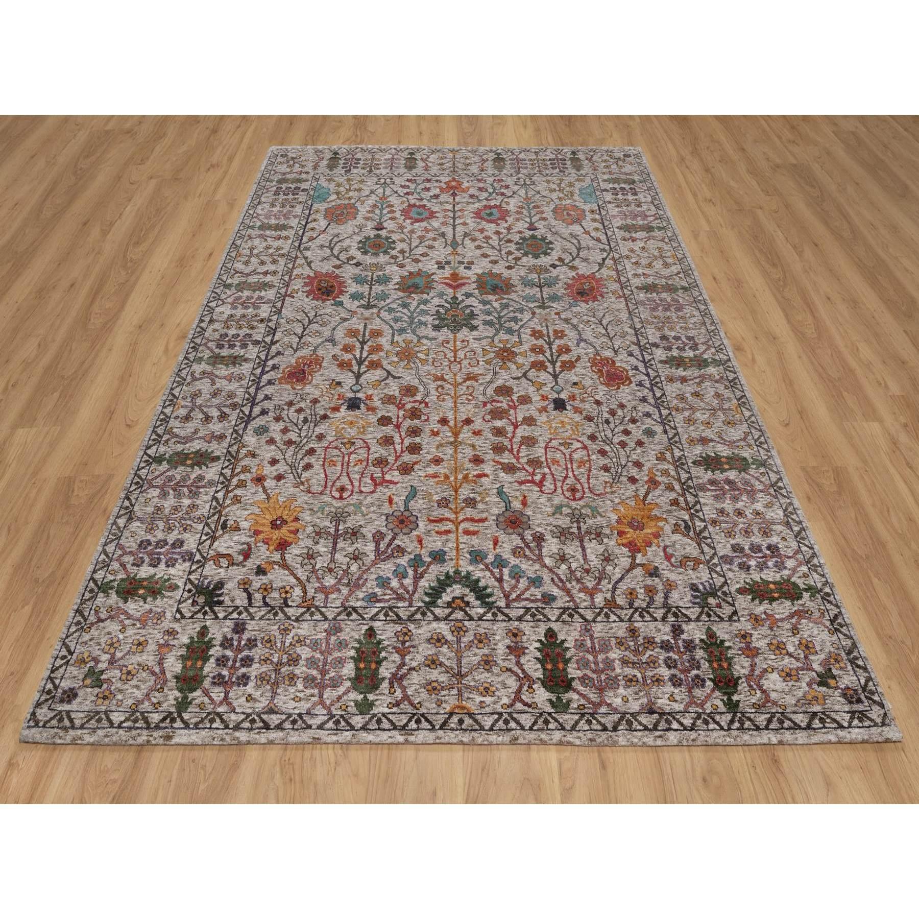 Blanc neige et marron, Design Directional Vase, Soie et laine texturée, Noué à la main, Tapis d'Orient
Matériaux primaires : Laine et soie
Latex : Pas de poils 
hauteur : 0,25 pouces
Style : Transitionnel
Couleur primaire : Ivoire
Couleurs