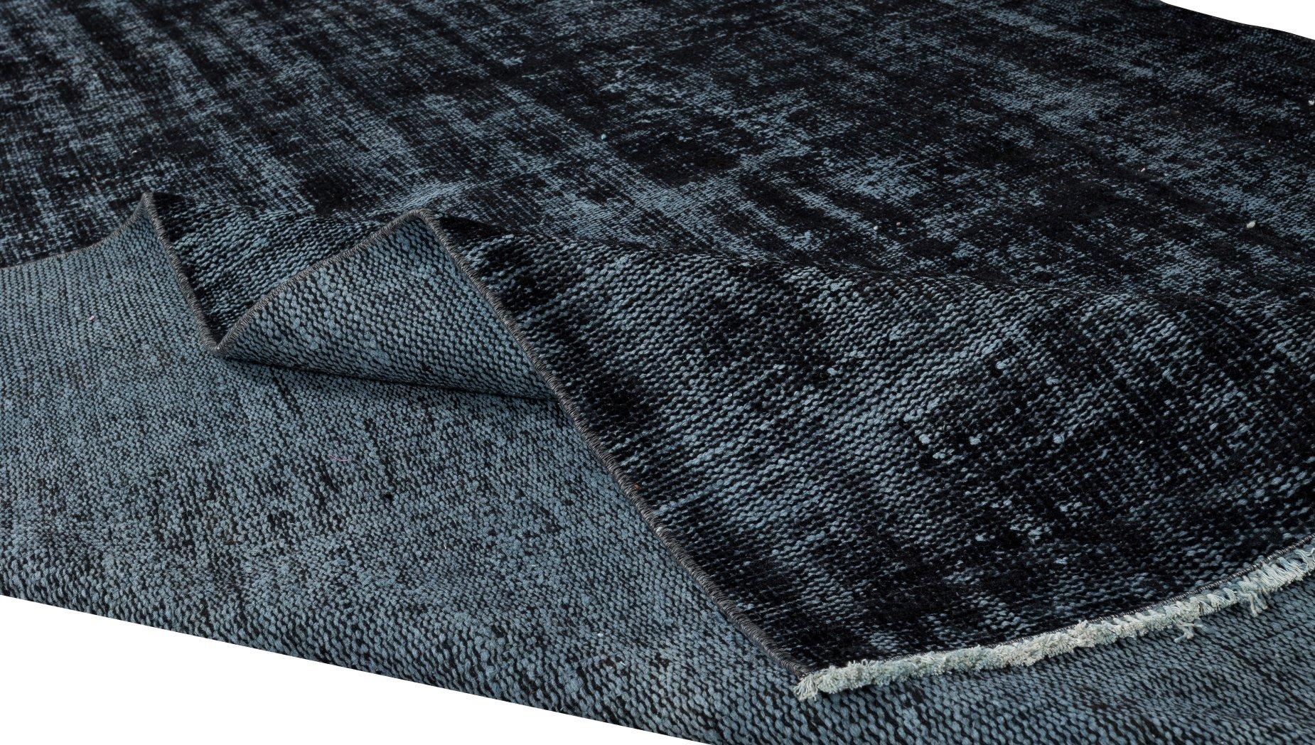 Moderne Tapis turc vintage en laine fait à la main, tapis contemporain noir en vente