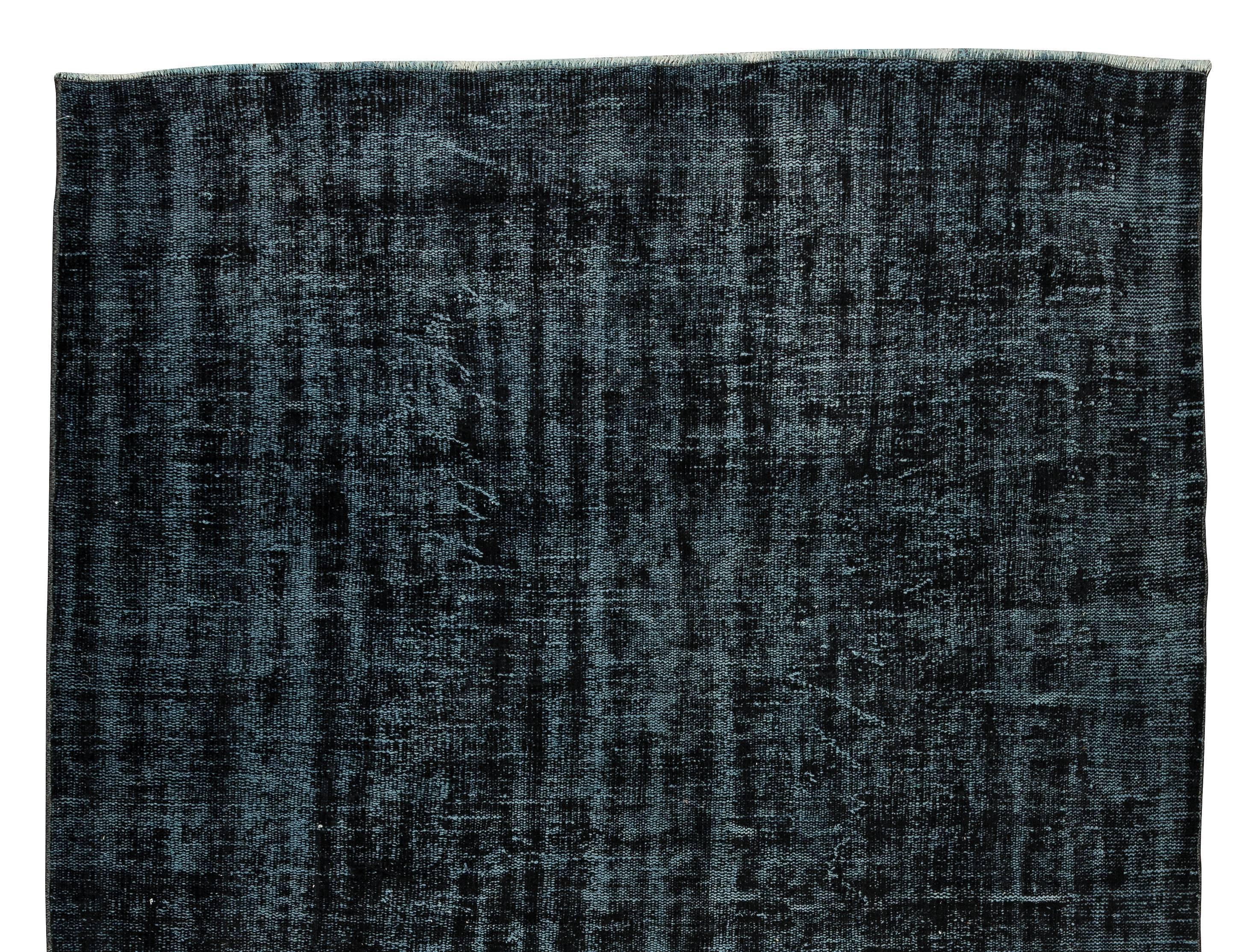 Handgefertigter türkischer Vintage-Teppich aus Wolle, zeitgenössischer schwarzer Teppich (Türkisch) im Angebot