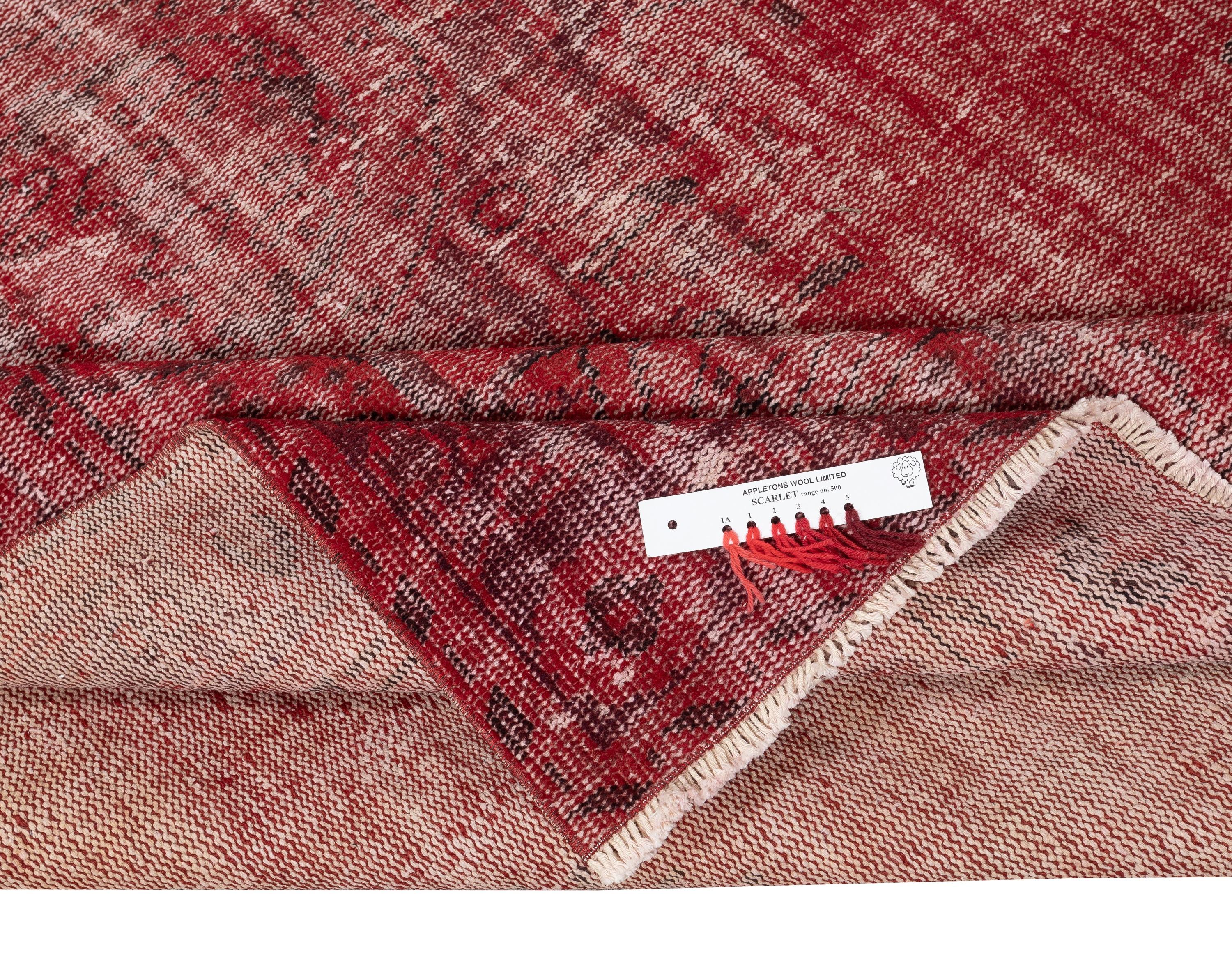 Moderno Tappeto turco vintage annodato a mano 6.2x9.5 Ft sovratinto in rosso per interni moderni in vendita