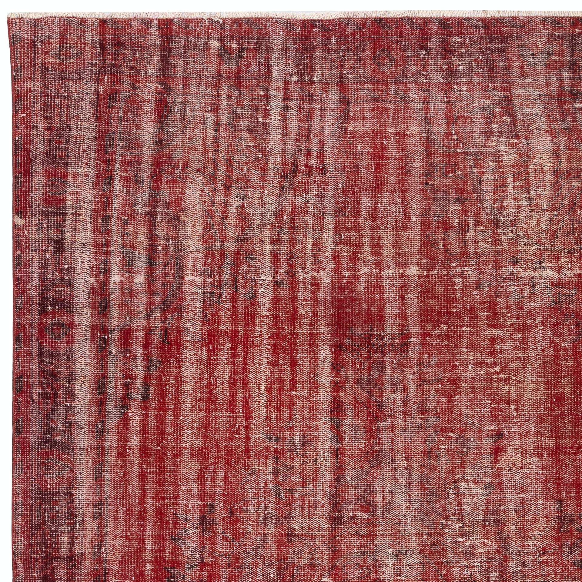 Annodato a mano Tappeto turco vintage annodato a mano 6.2x9.5 Ft sovratinto in rosso per interni moderni in vendita