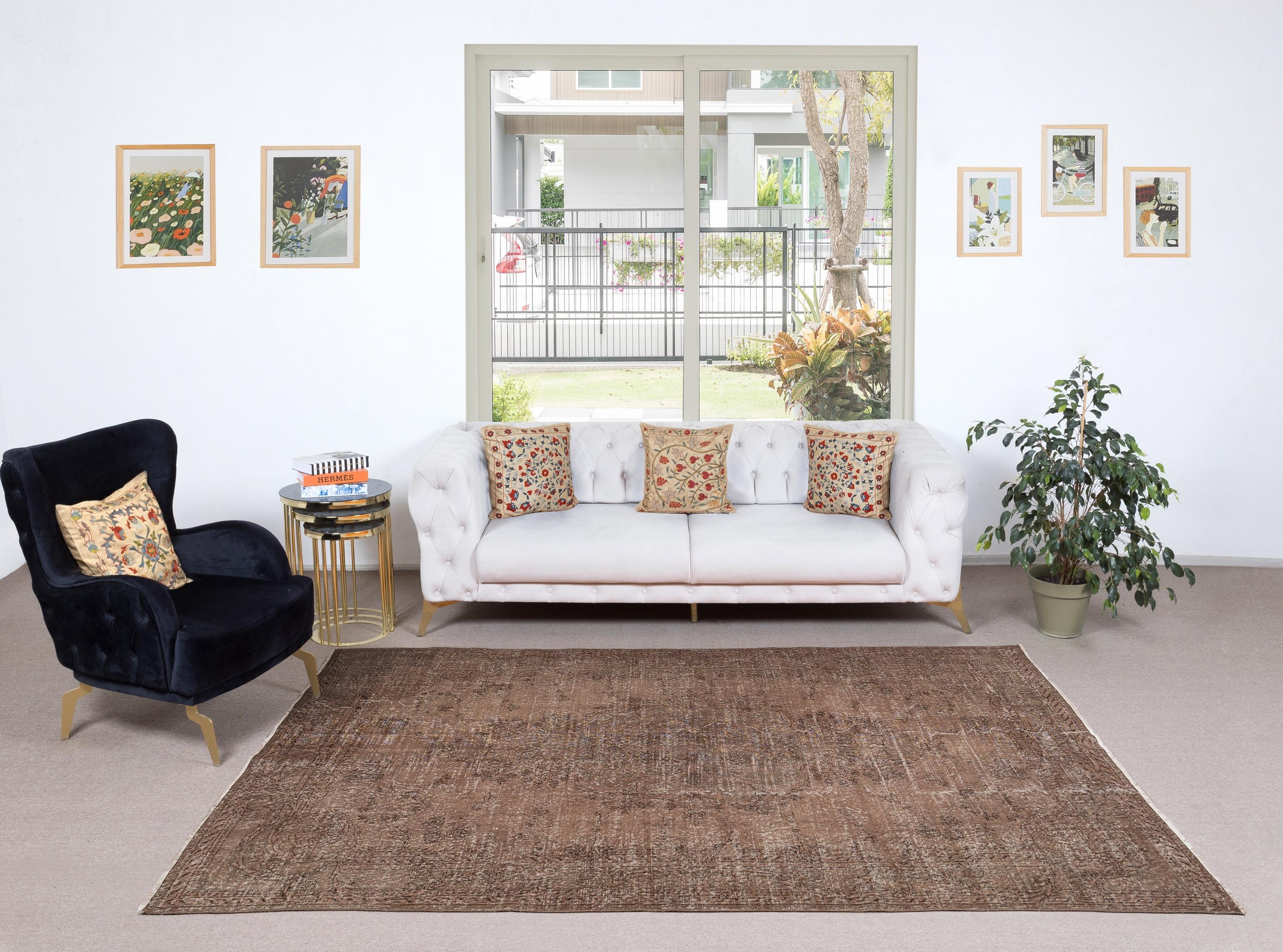 Unsere gefärbten Teppiche sind allesamt handgeknüpfte türkische Vintage-Teppiche, die in unserer Werkstatt sorgfältig restauriert und neu gestaltet wurden, damit sie zu einer breiten Palette von Einrichtungsstilen passen - von modern und