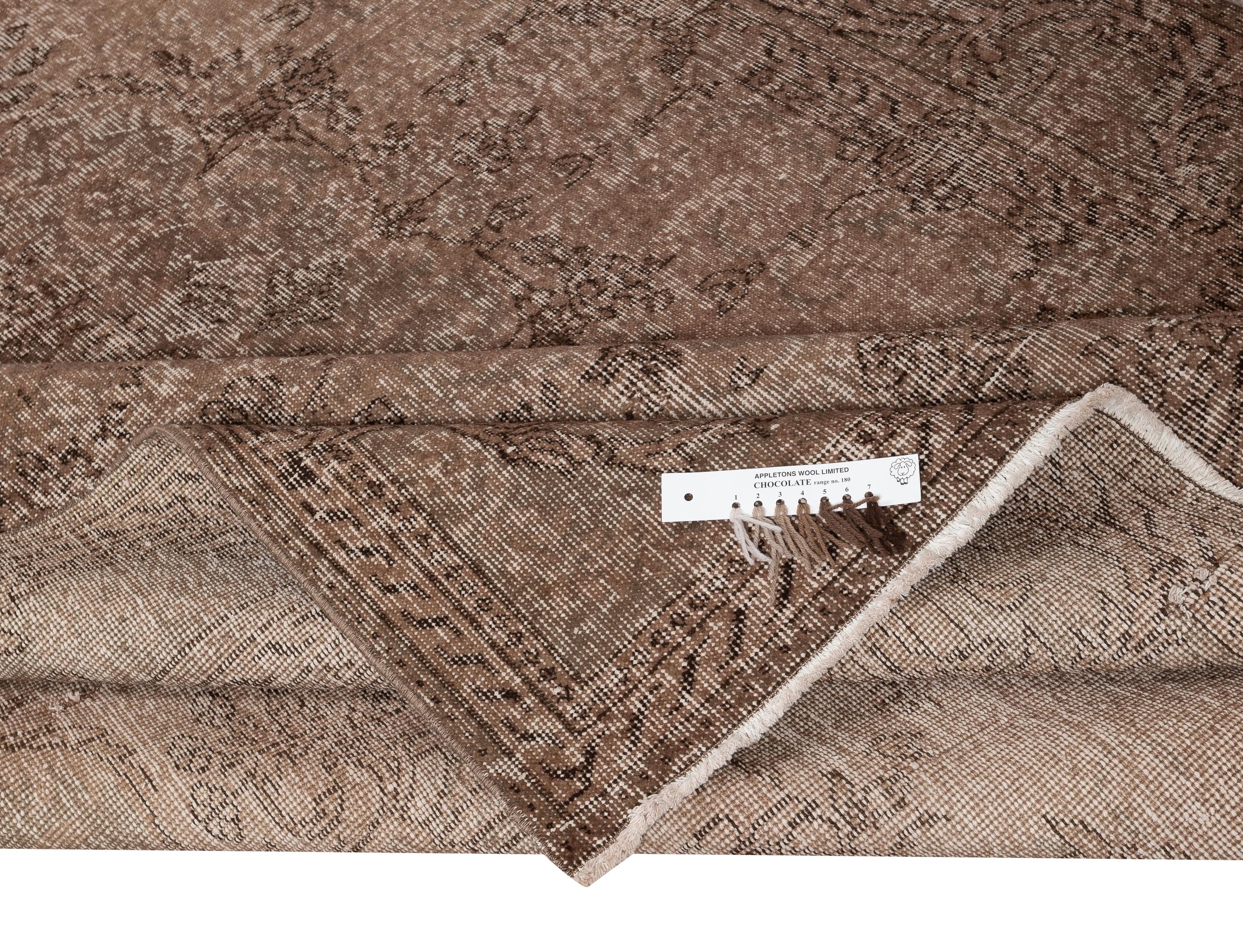 6.2x9.6 Ft Vintage Rug in Braun für moderne Innenräume. Handgeknüpft in der Türkei (Moderne) im Angebot