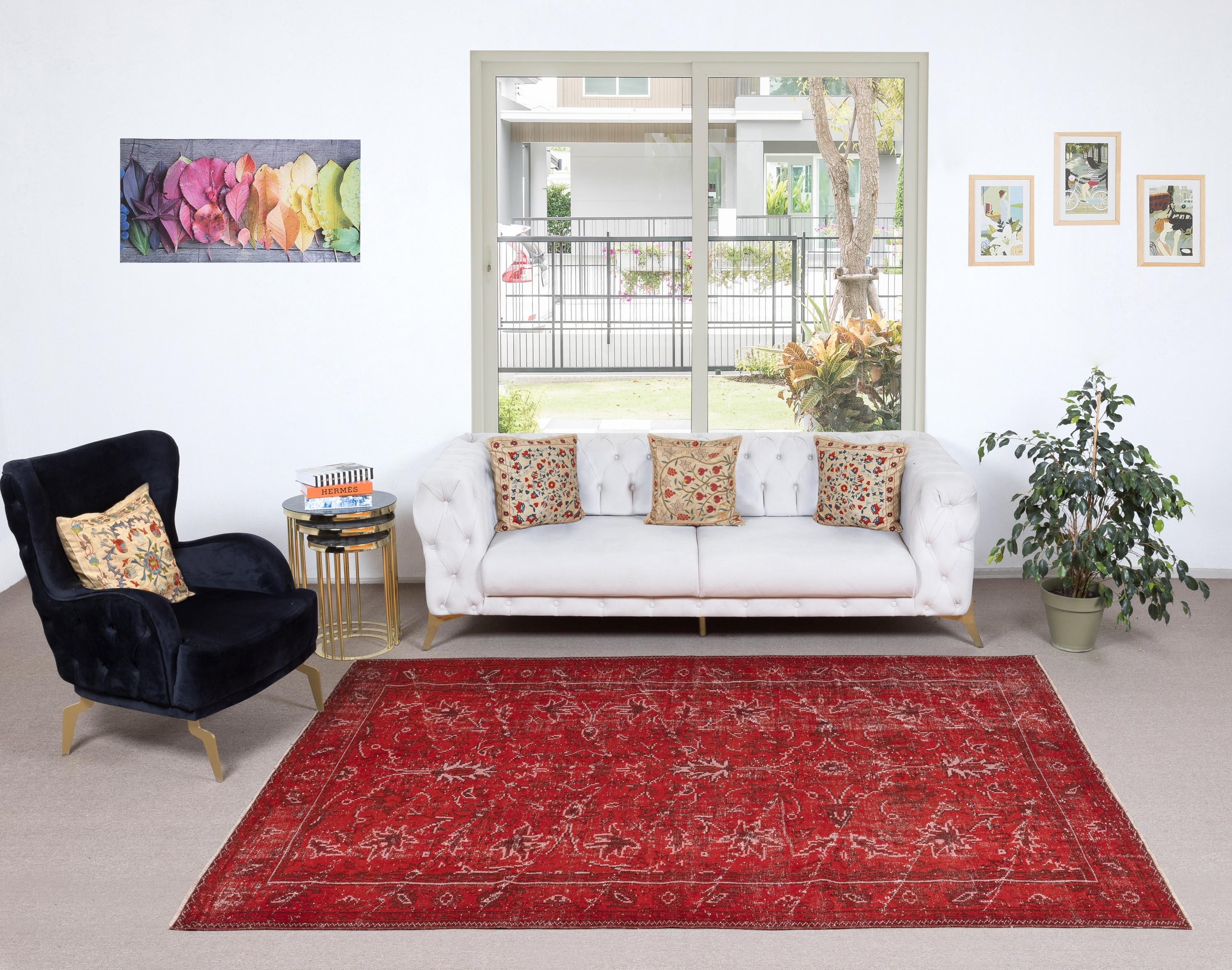 Unsere gefärbten Teppiche sind allesamt handgeknüpfte türkische Vintage-Teppiche, die in unserer Werkstatt sorgfältig restauriert und neu gestaltet wurden, damit sie zu einer breiten Palette von Einrichtungsstilen passen - von modern und