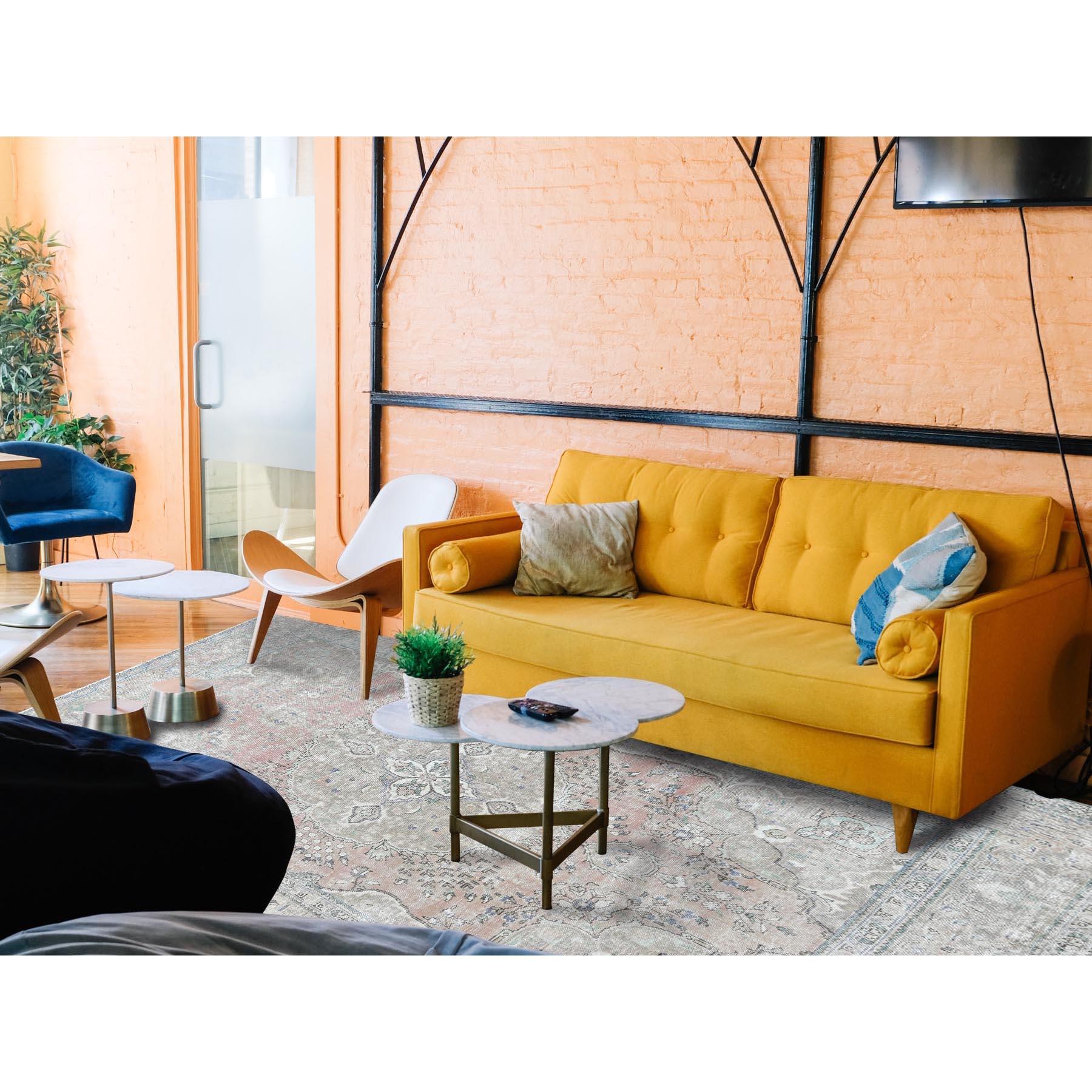 Si tratta di un autentico esemplare unico di Tappeto Orientale Rosso Pulito in Lana Naturale Shabby Chic Distressed Old Persian Tabriz Medallion Design Annodato a Mano. È stato annodato per mesi e mesi con tecniche artigianali di tessitura secolari