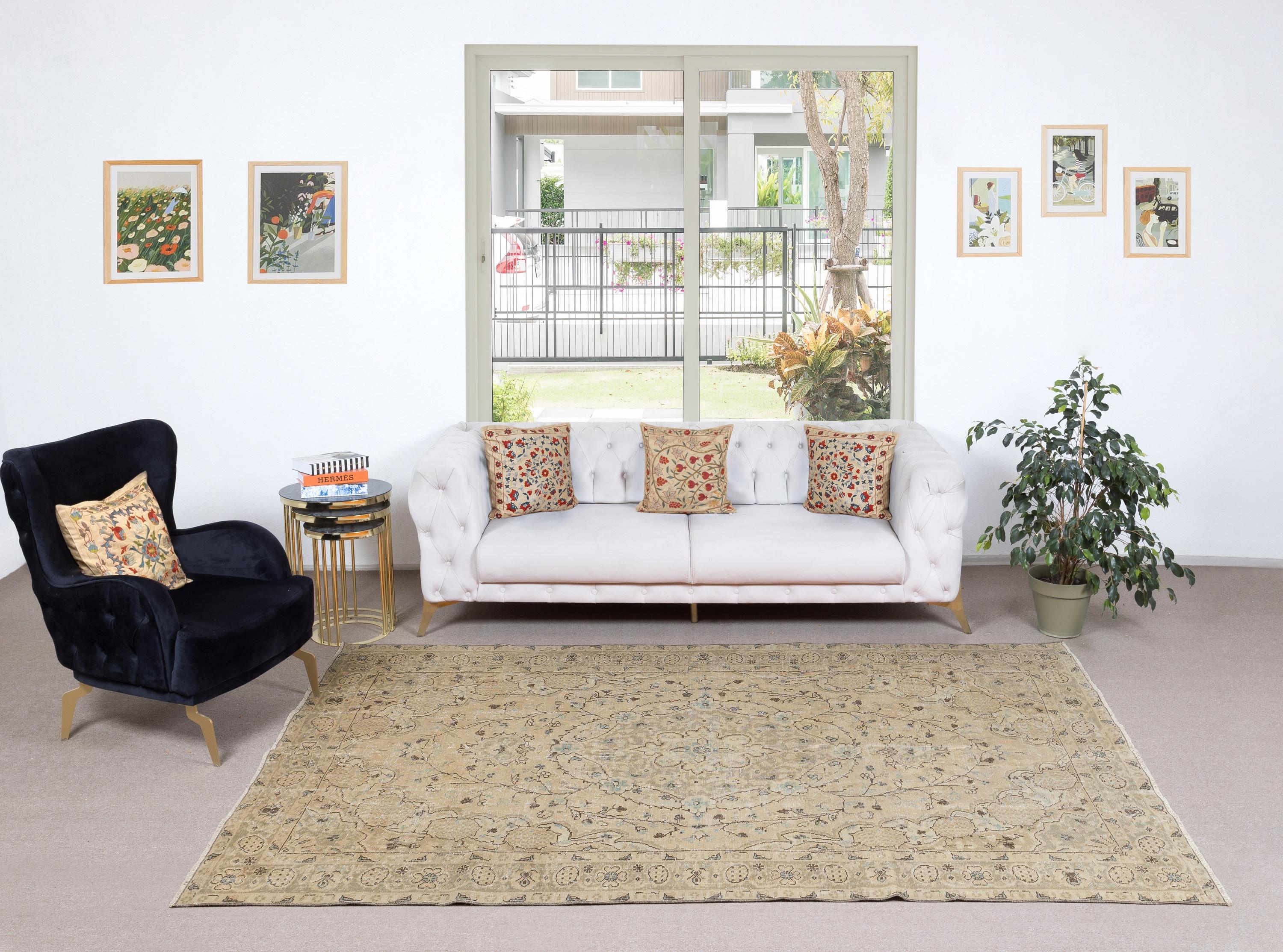 Unsere sonnenverblassten Vintage-Teppiche sind allesamt handgeknüpfte Unikate mit einer 50-70 Jahre alten Geschichte. Jeder Teppich spiegelt die jahrhundertealte türkische Teppichwebtradition wider und zeichnet sich durch einen einzigartigen