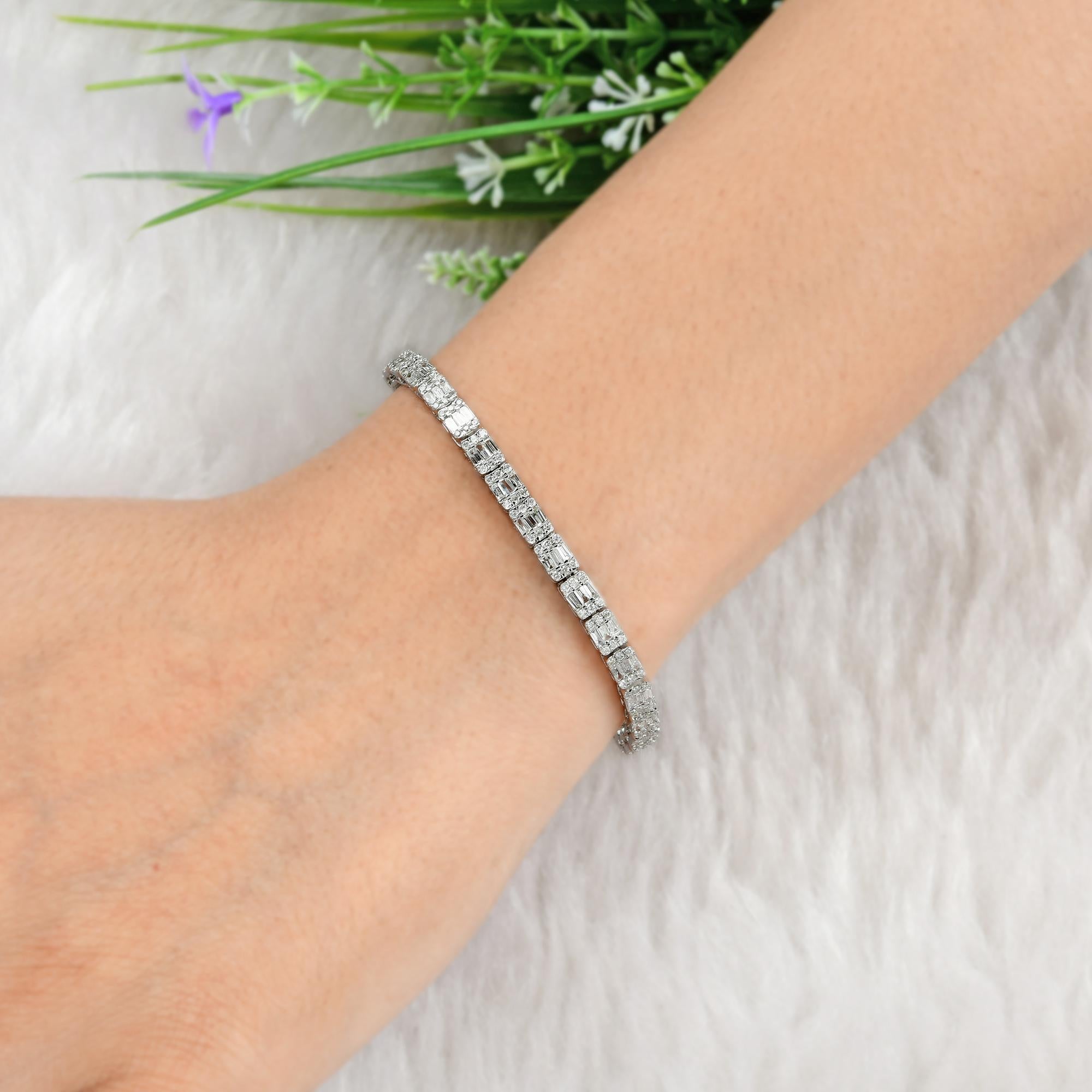 Artikel-Code :- SEBR-42226
Bruttogewicht :- 16.64 gm
18k Weißgold Gewicht :- 15.38 gm
Gewicht des Diamanten :- 6.3 Ct. ( DURCHSCHNITTLICHE DIAMANT-REINHEIT SI1-SI2 & FARBE H-I )
Armband Länge :- 7 Zoll lang

✦