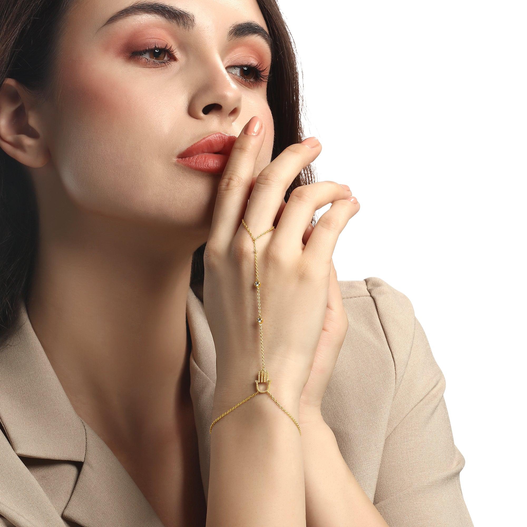 Faites briller votre main de l'éclat exquis de 63 diamants naturels délicatement sertis dans de l'or jaune 14k. Cette élégante chaîne à main ajoute une touche de luxe raffinée, parfaite pour mettre en valeur votre style unique.

Informations sur les