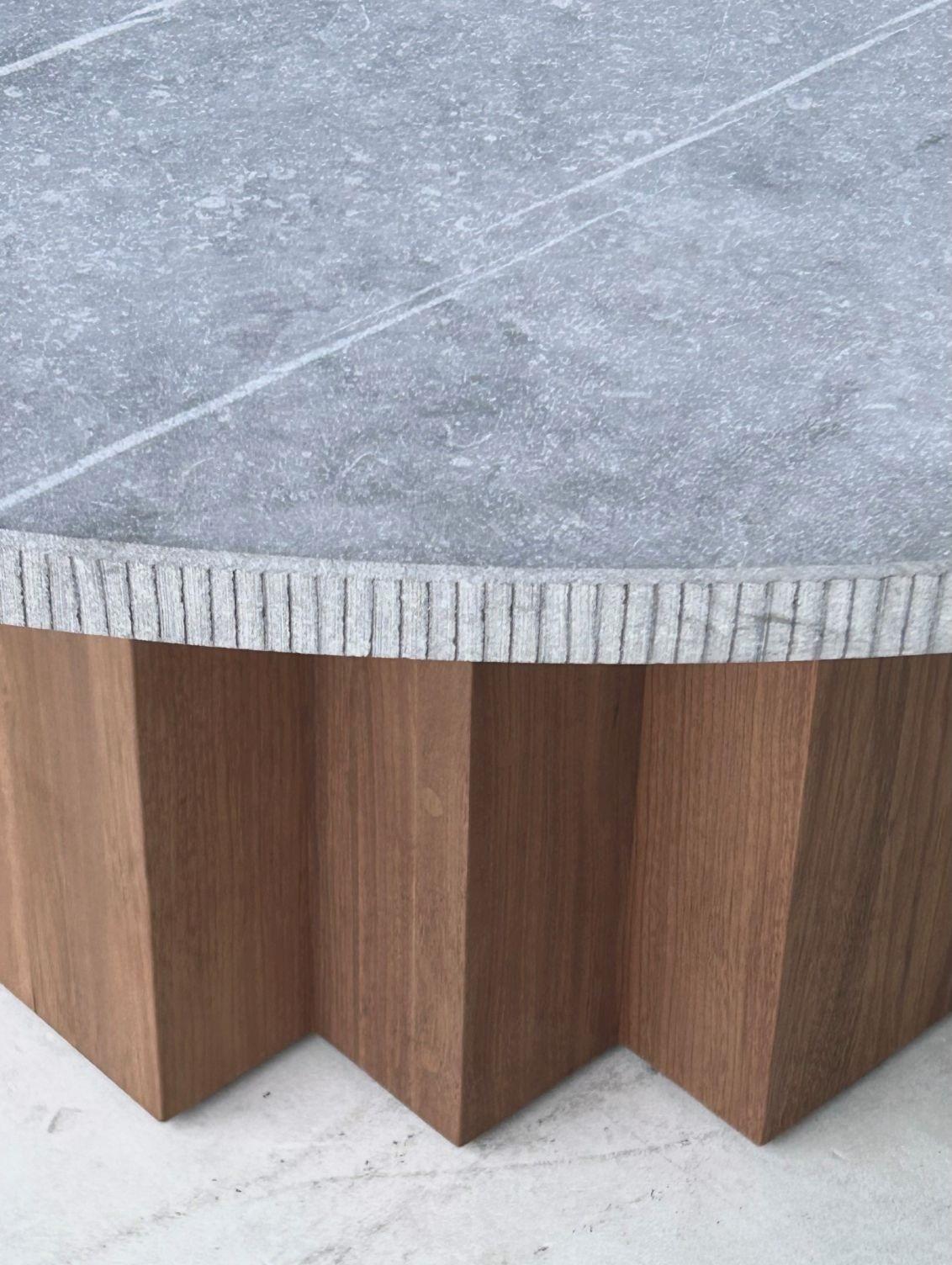 Runder 63-Zoll-Esstisch für draußen aus belgischem Blaustein und massivem Fraké-Holz (Moderne) im Angebot