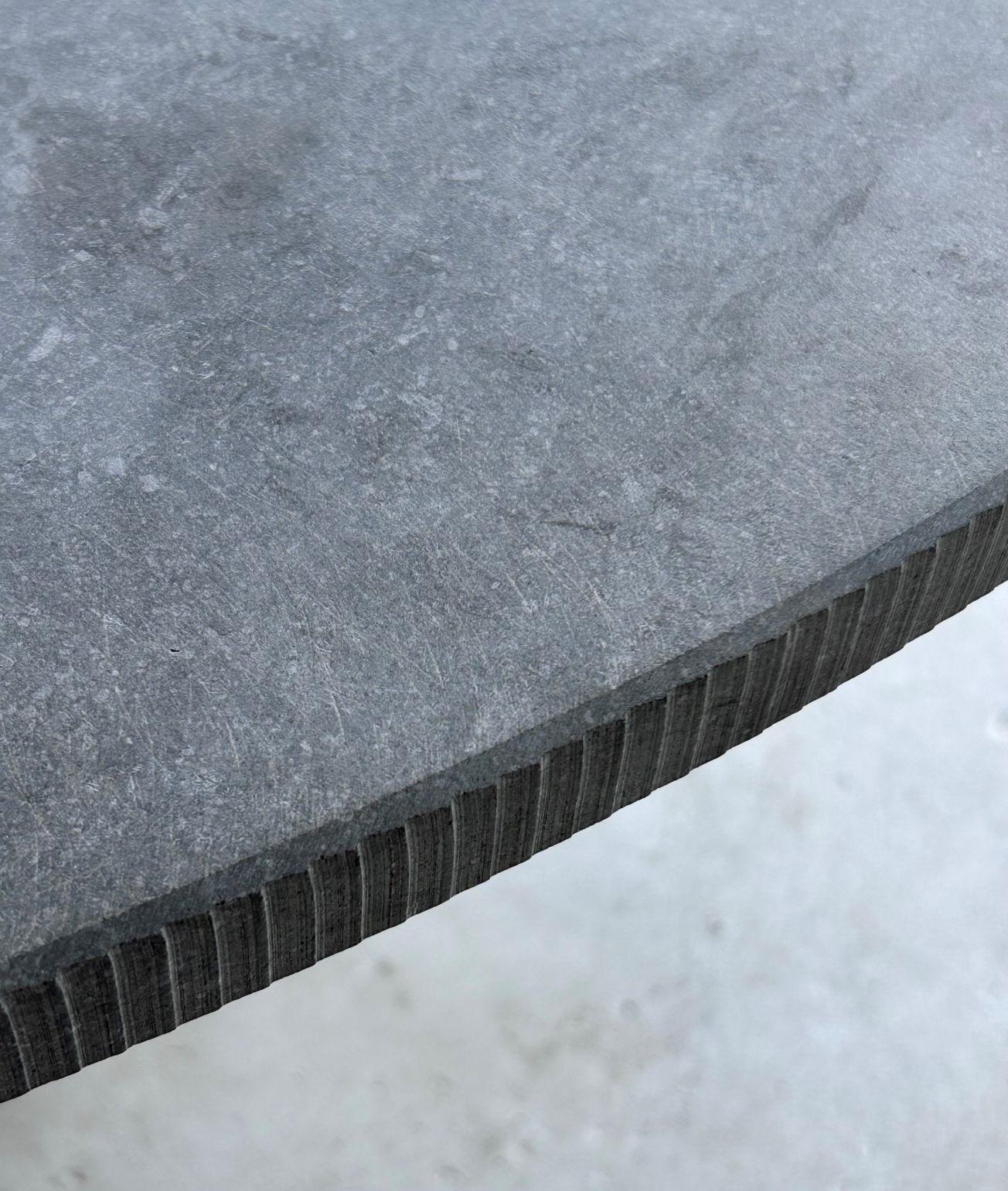 Runder 63-Zoll-Esstisch für draußen aus belgischem Blaustein und massivem Fraké-Holz (Belgisch) im Angebot