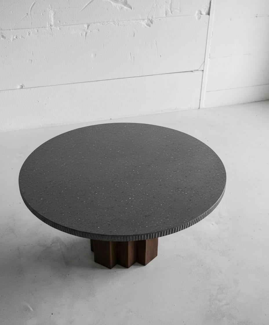 Runder 63-Zoll-Esstisch für draußen aus belgischem Blaustein und massivem Fraké-Holz im Zustand „Neu“ im Angebot in NEW YORK, NY