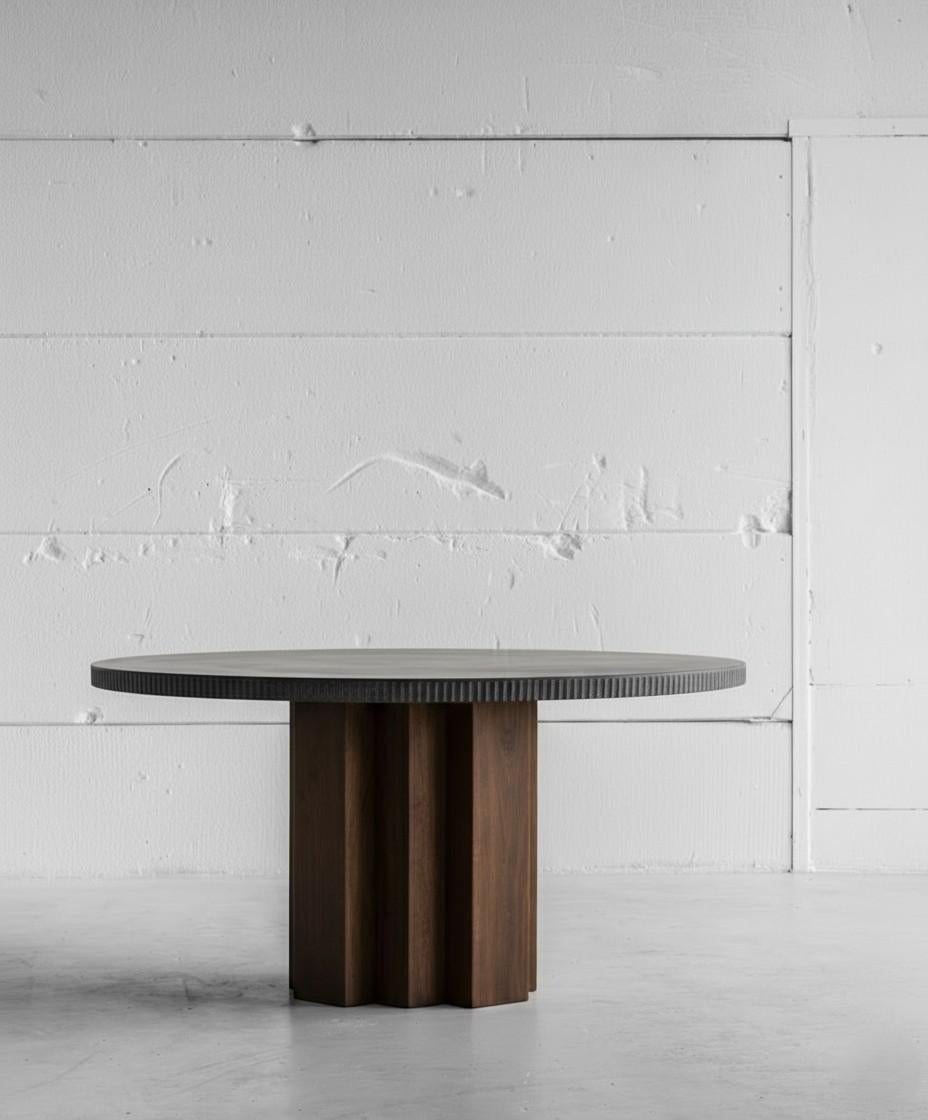 Runder 63-Zoll-Esstisch für draußen aus belgischem Blaustein und massivem Fraké-Holz (21. Jahrhundert und zeitgenössisch) im Angebot