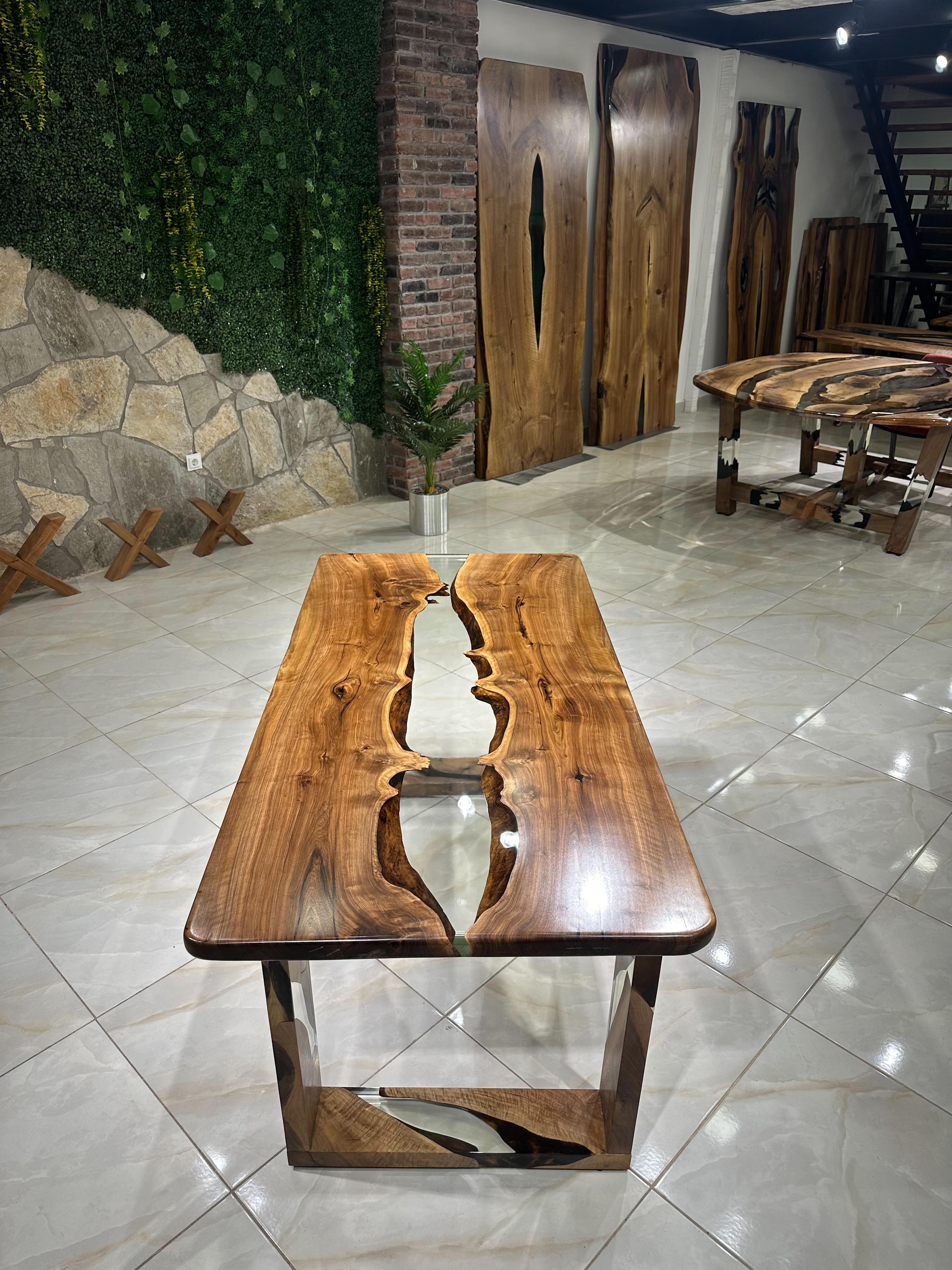 Arts and Crafts Table en bois de noyer avec époxy transparent et pied en Wood Wood - Resin River Table en vente