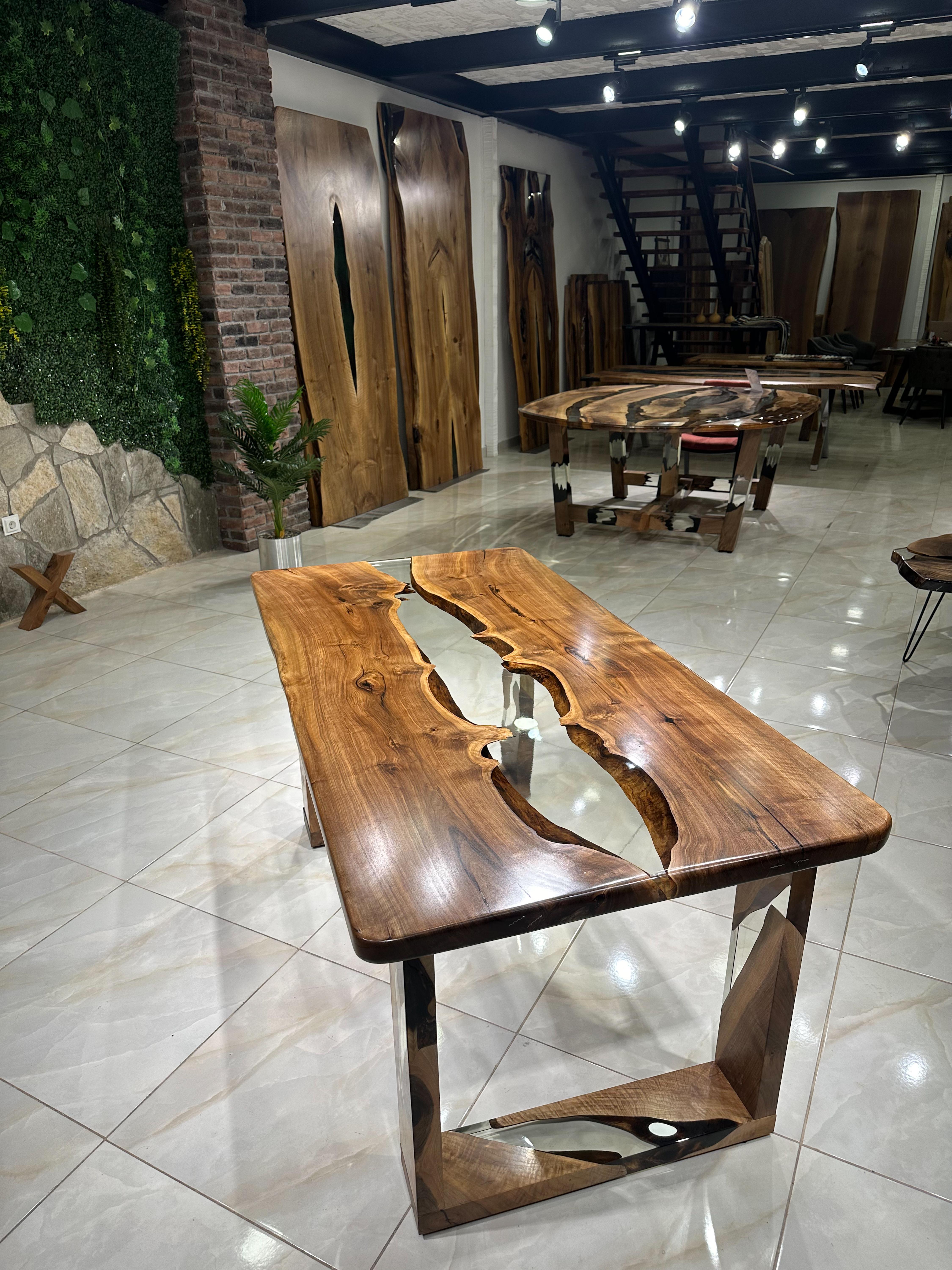 Turc Table en bois de noyer avec époxy transparent et pied en Wood Wood - Resin River Table en vente