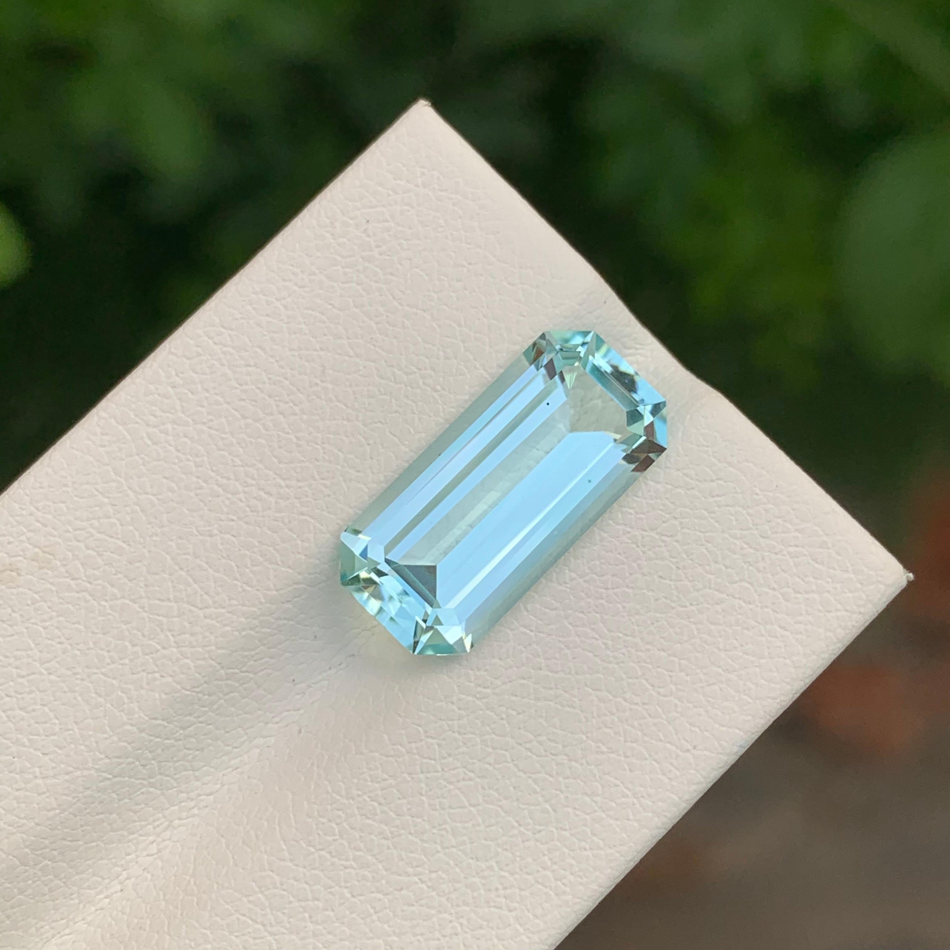 Women's or Men's 6.30 Carat Natural Loose Aquamarine Emerald Shape Gem For Necklace Jewellery For Sale
