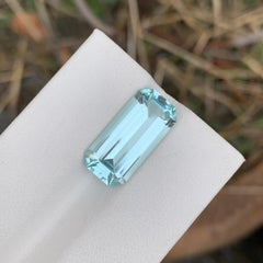 Aigue-marine naturelle non sertie de 6,30 carats de longue forme d'émeraude pour la fabrication de bijoux