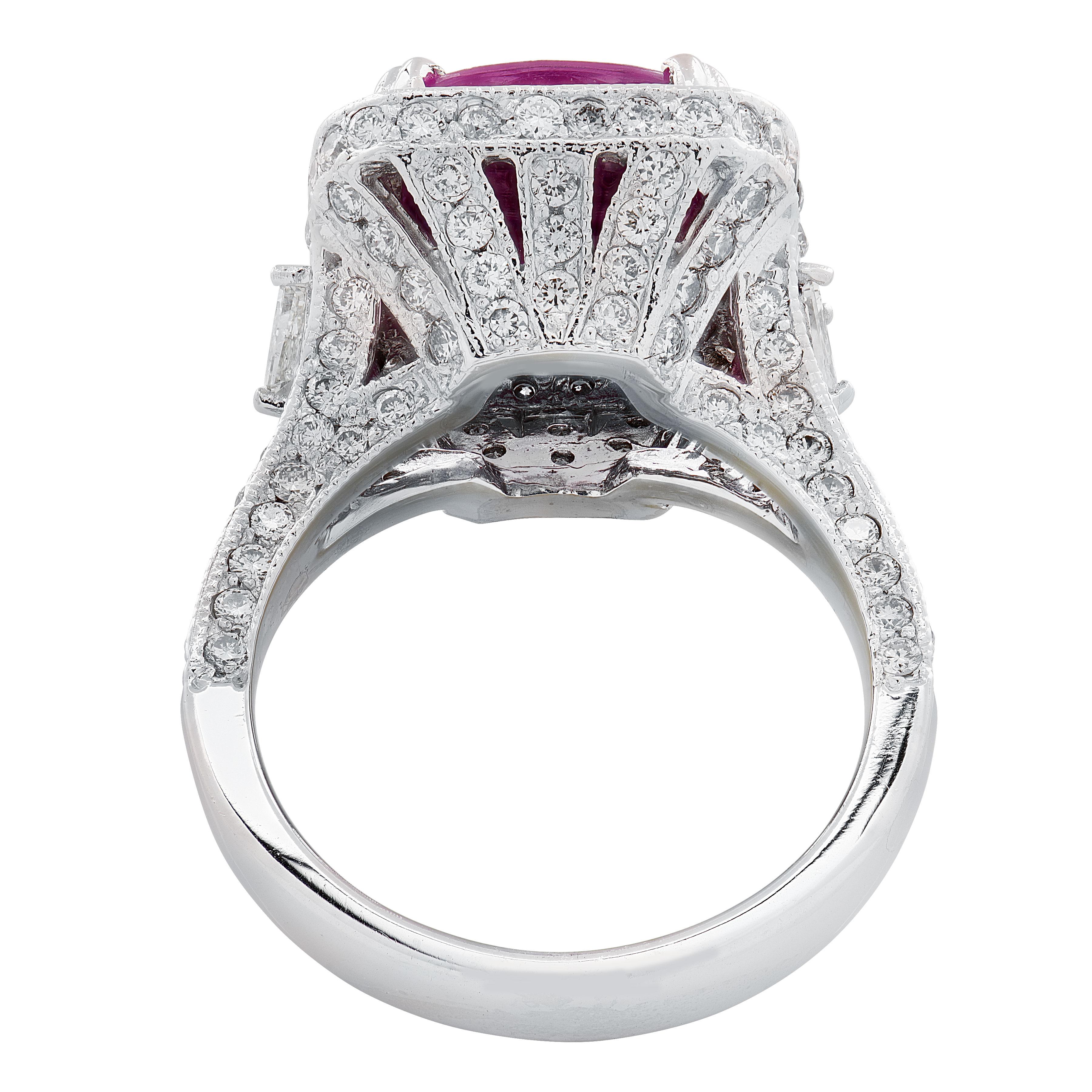 In diesem faszinierenden Ring aus leuchtendem 14-karätigem Weißgold steht ein 6,30-karätiger rosafarbener Turmalin im Kissenschliff im Mittelpunkt, dessen rosiger Farbton mit raffinierter Raffinesse erstrahlt. Den Mittelstein umgibt eine elegante